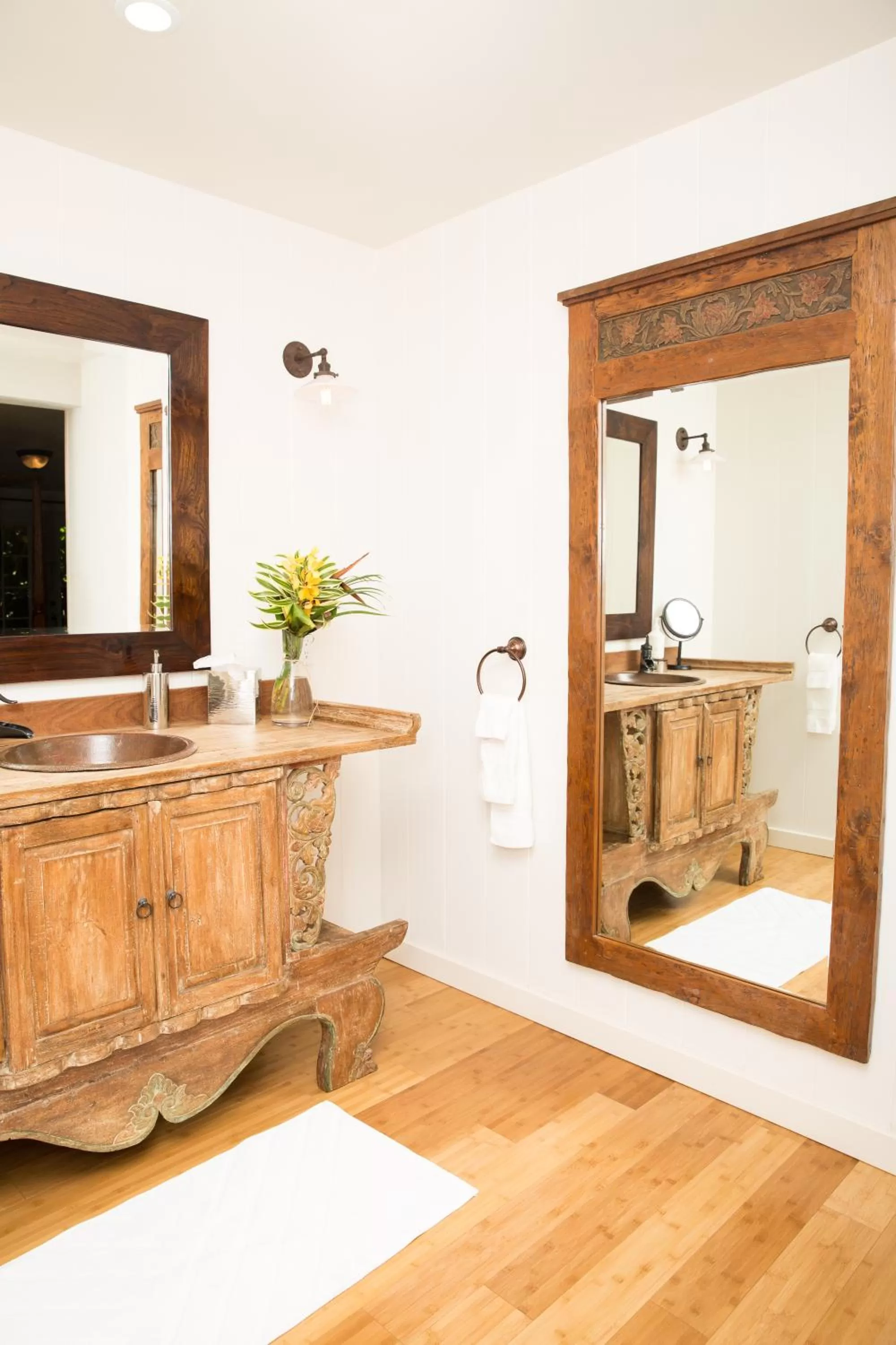 Bathroom in Paia Inn