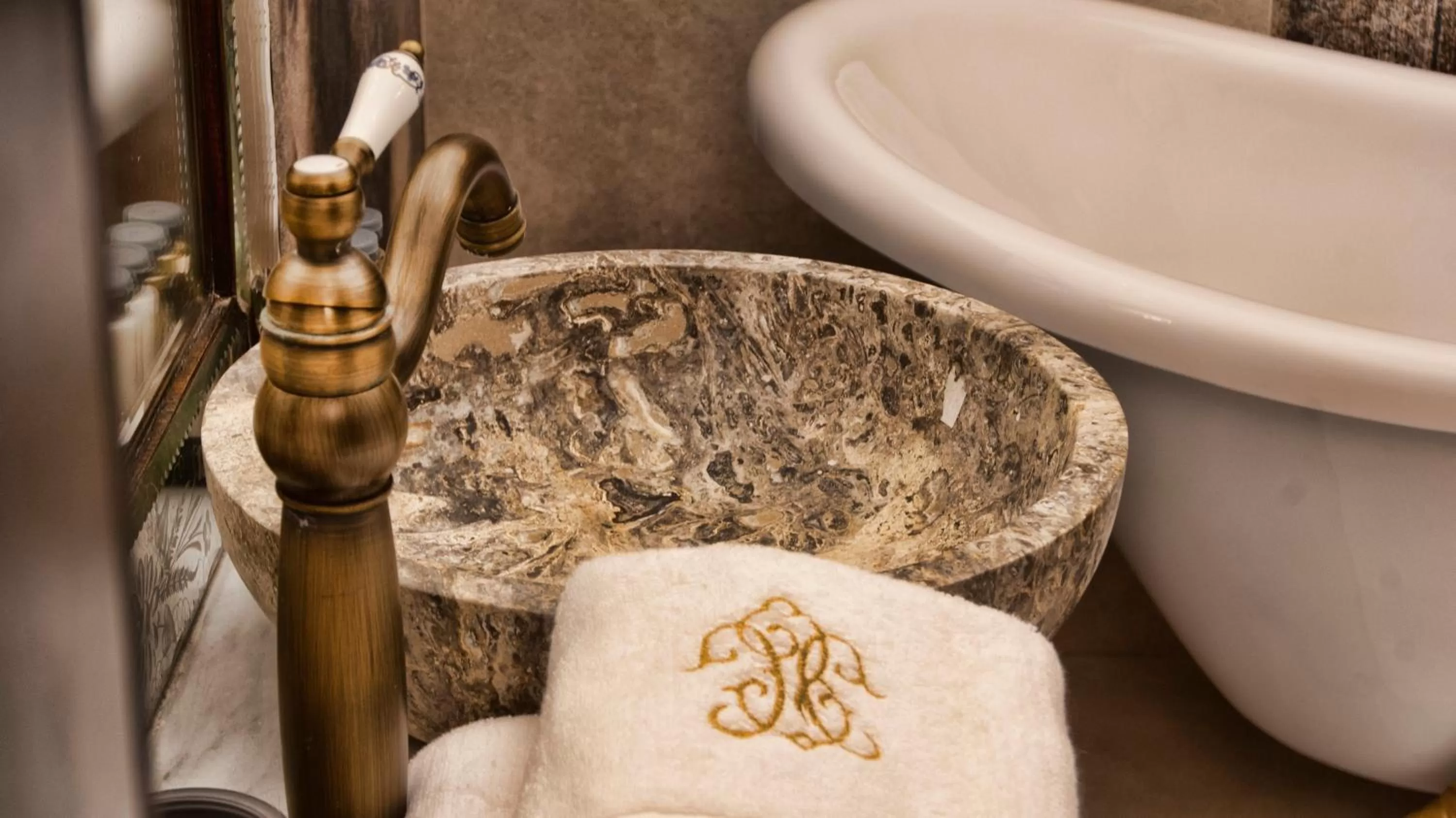 Toilet in Conacul Coroanei Luxury Boutique Hotel