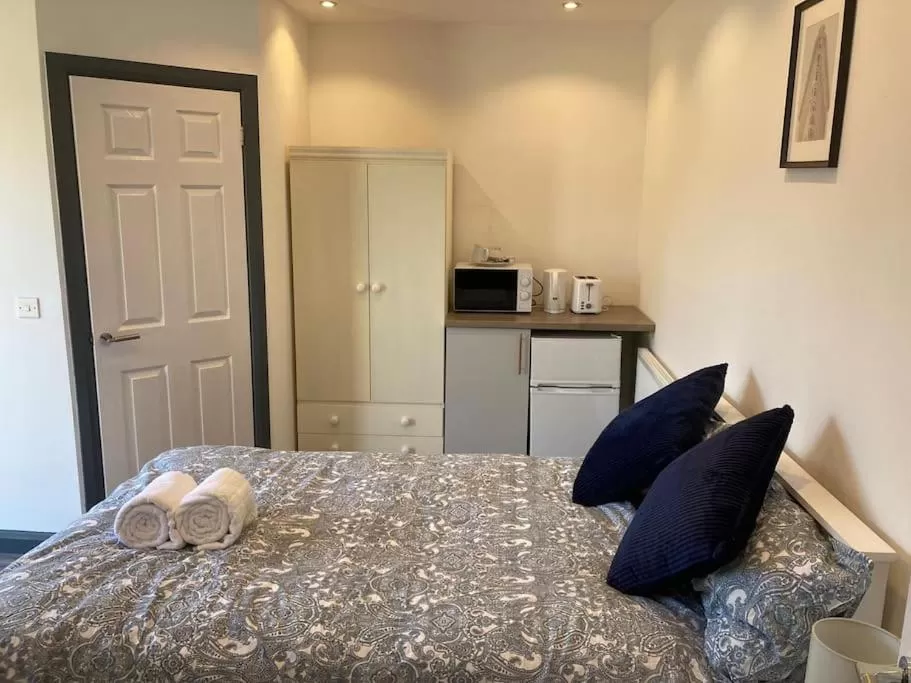 Bed in Newly refurbished studio, great location 8 studios