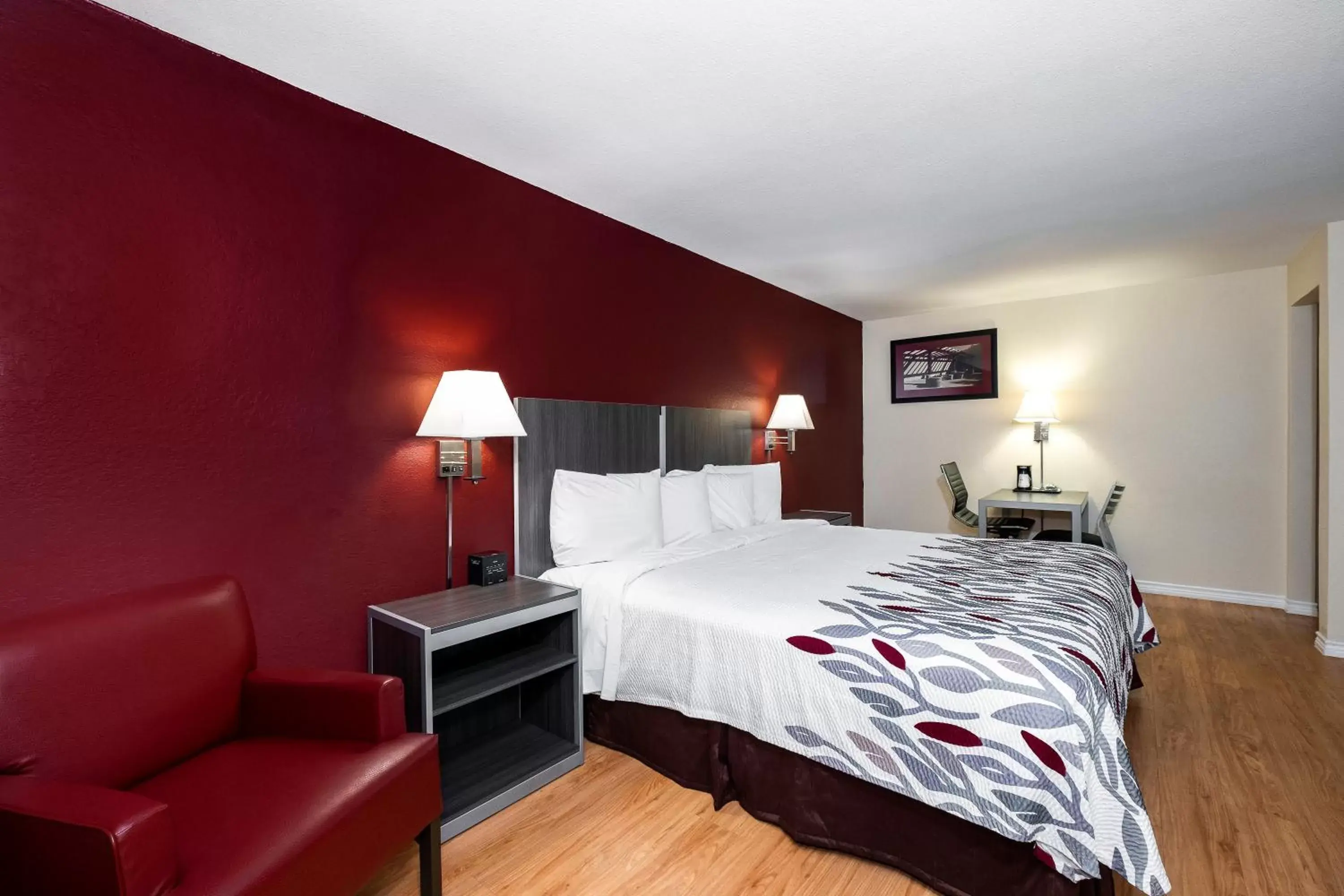 Deluxe King Room Smoking in Red Roof Inn Houston North - FM1960 & I-45 Deluxe King Room Smoking in Red Roof Inn Houston North - FM1960 & I-45