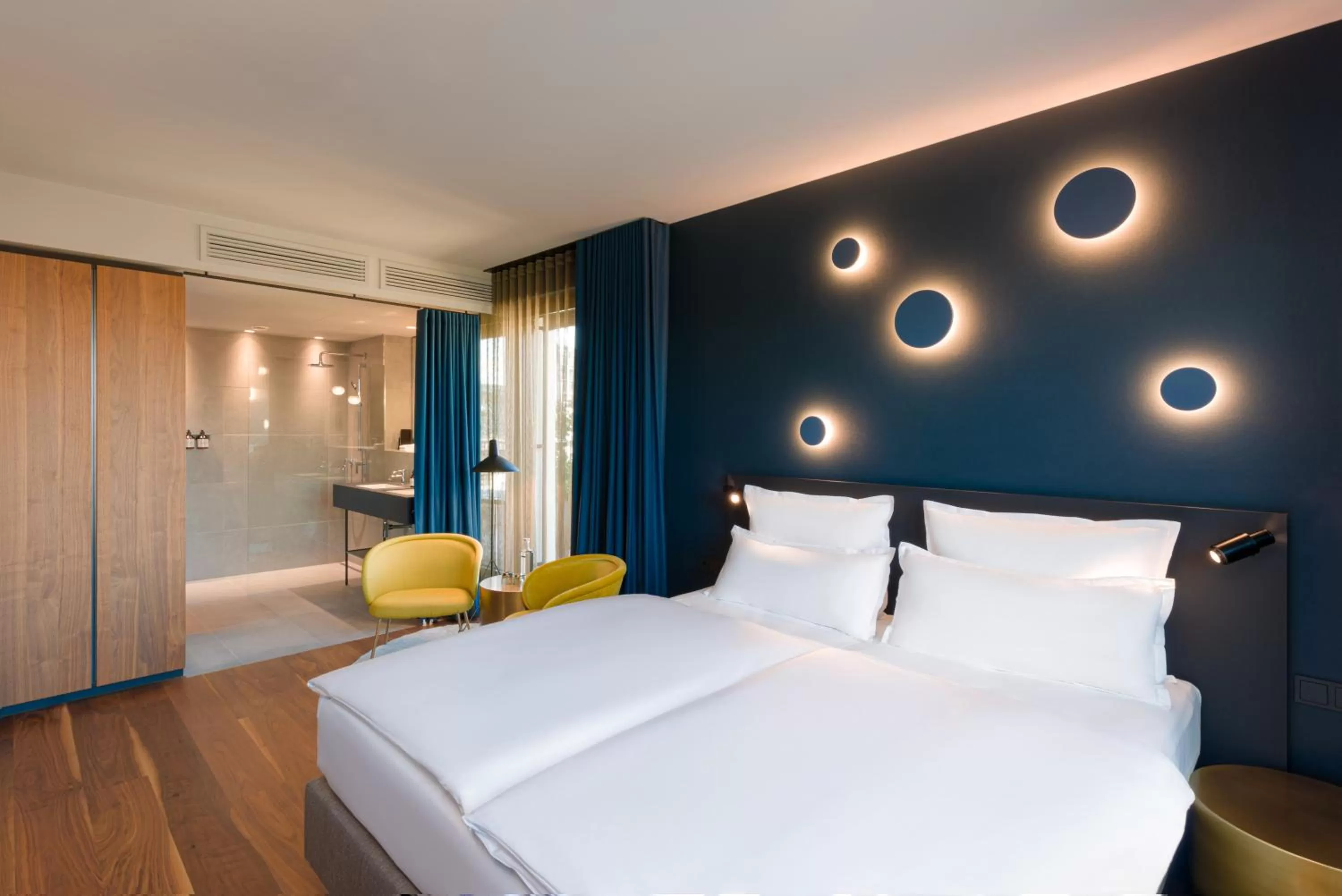 Shower, Bed in EmiLu Design Hotel