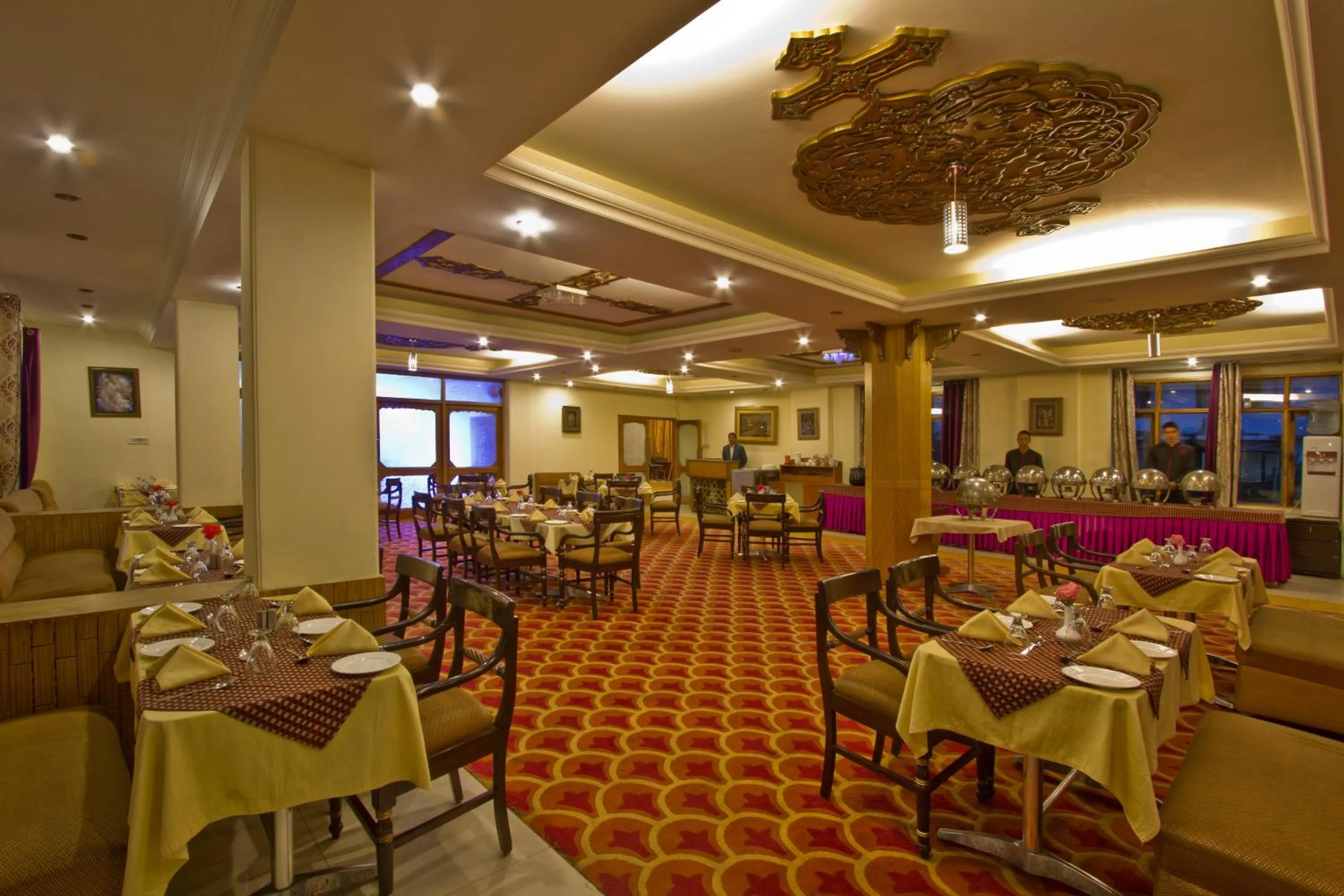 Restaurant/places to eat in Royal Park Resorts