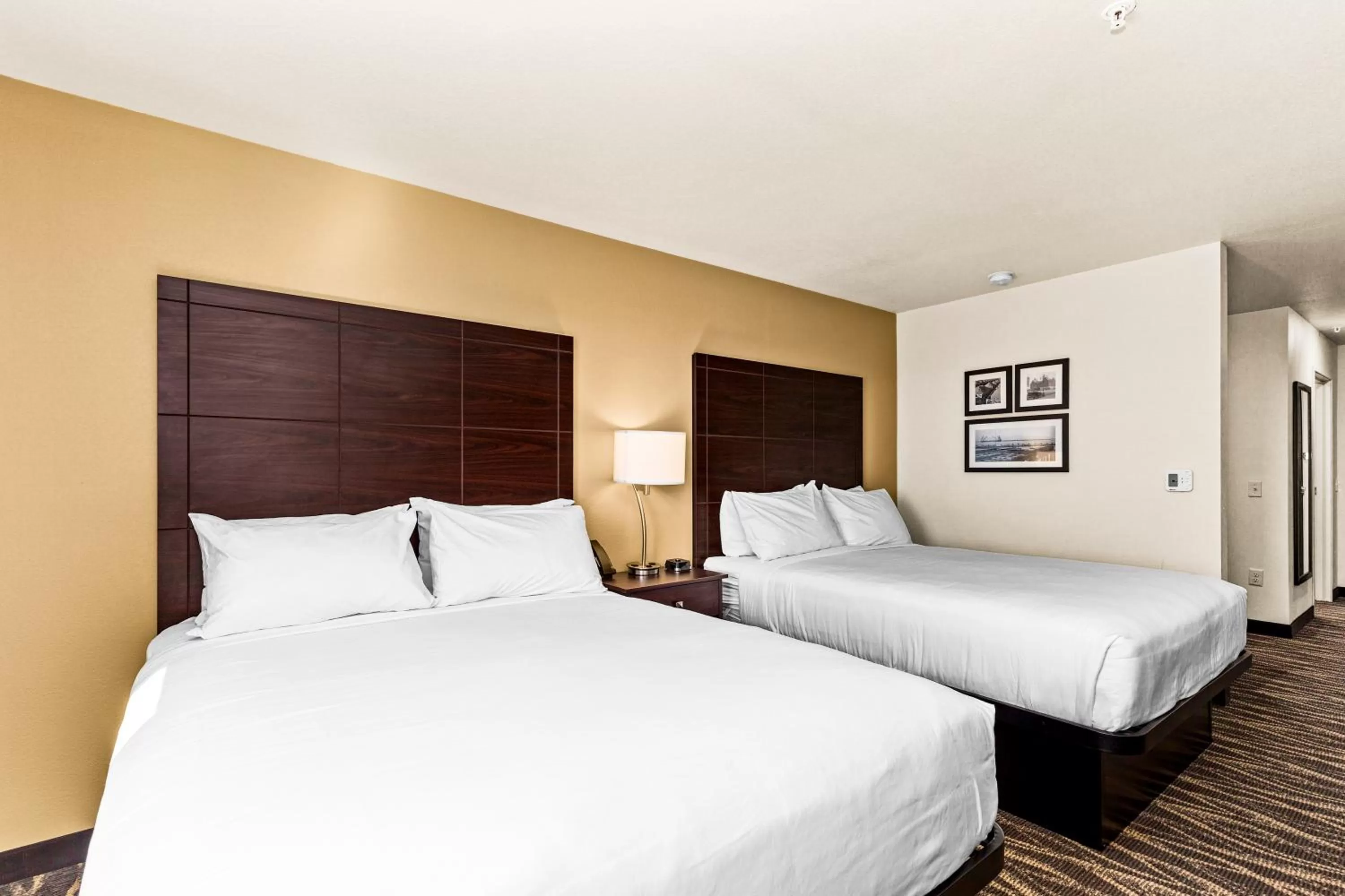 Bed in Cobblestone Hotel & Suites - Superior Duluth