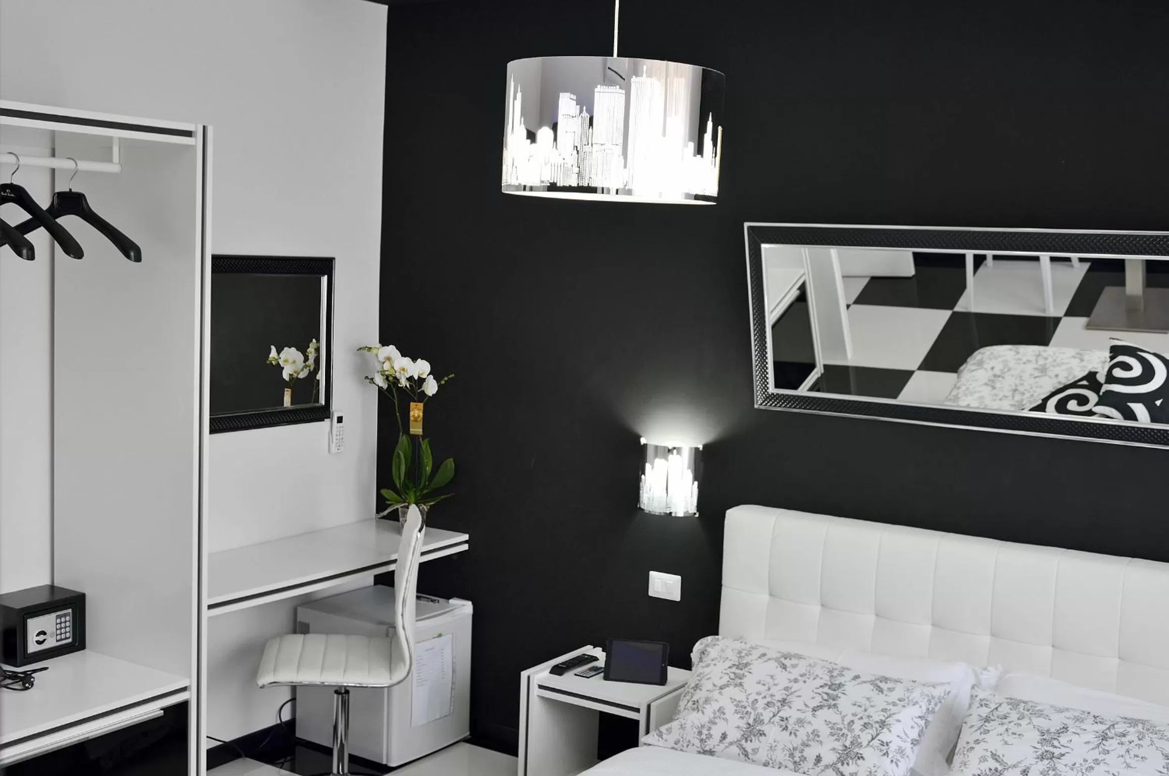 Bedroom, Bed in Black & White G&G