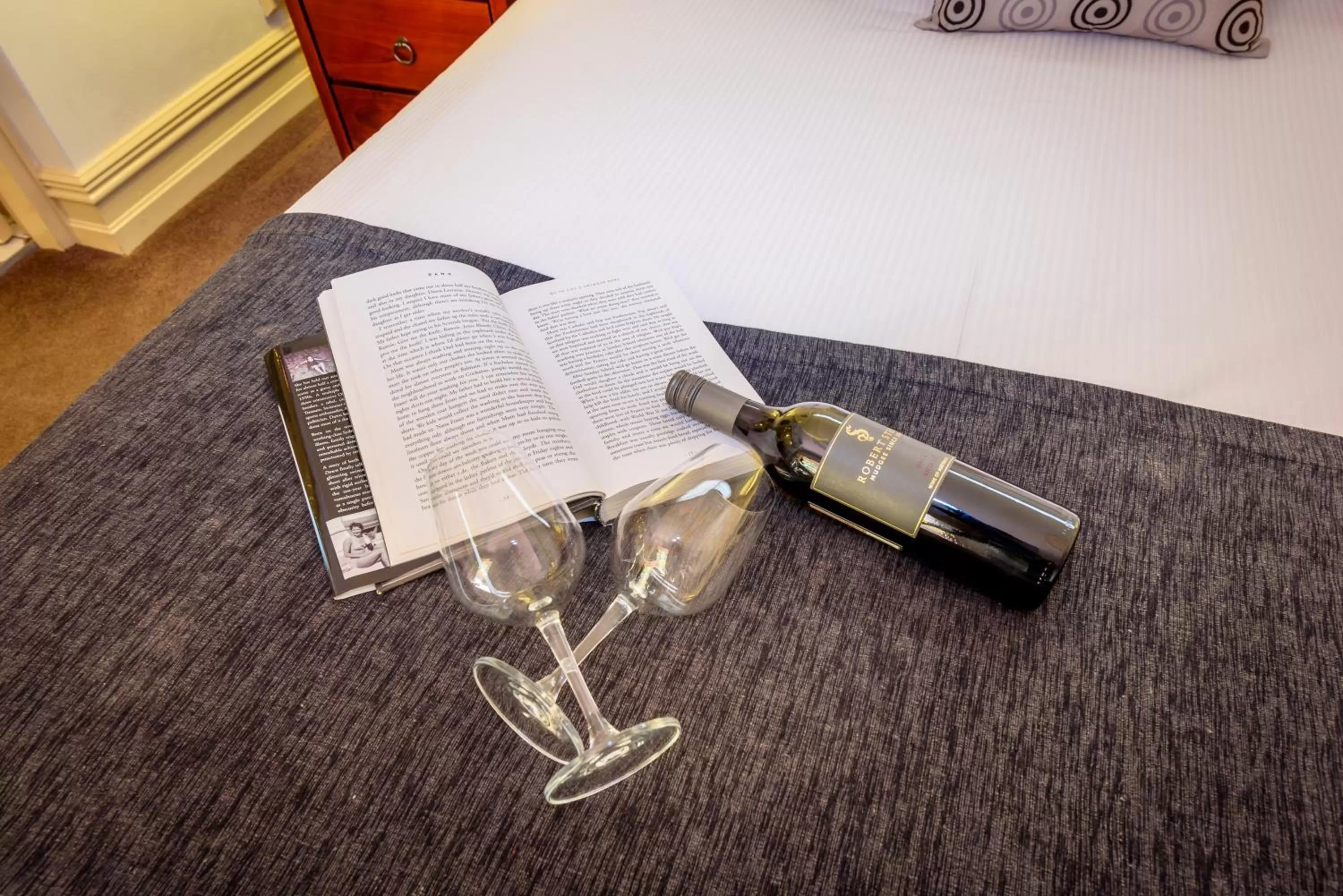 Time of day, Bed in Cobb & Co Court Boutique Hotel