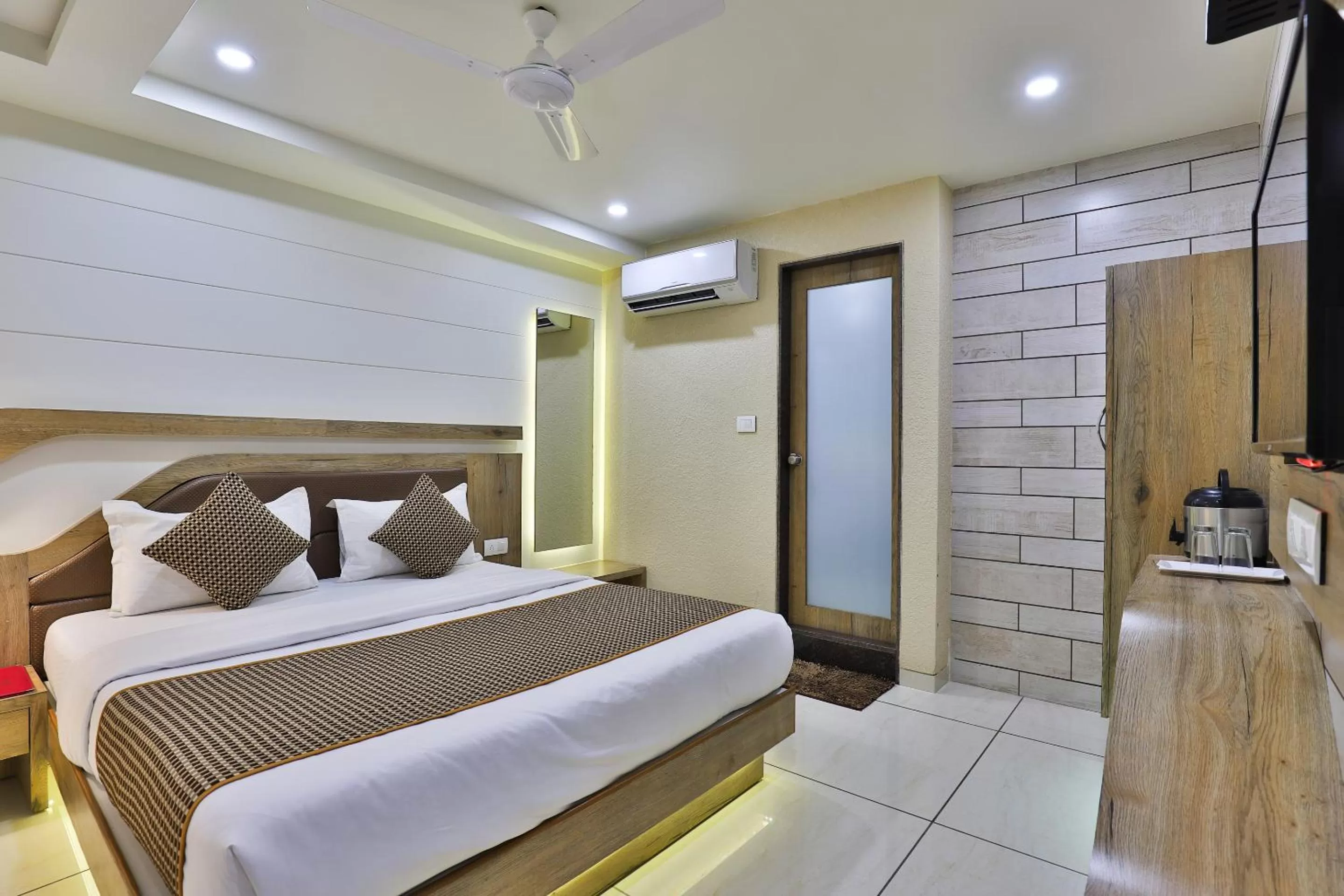 Bedroom, Bed in Hotel Pearl