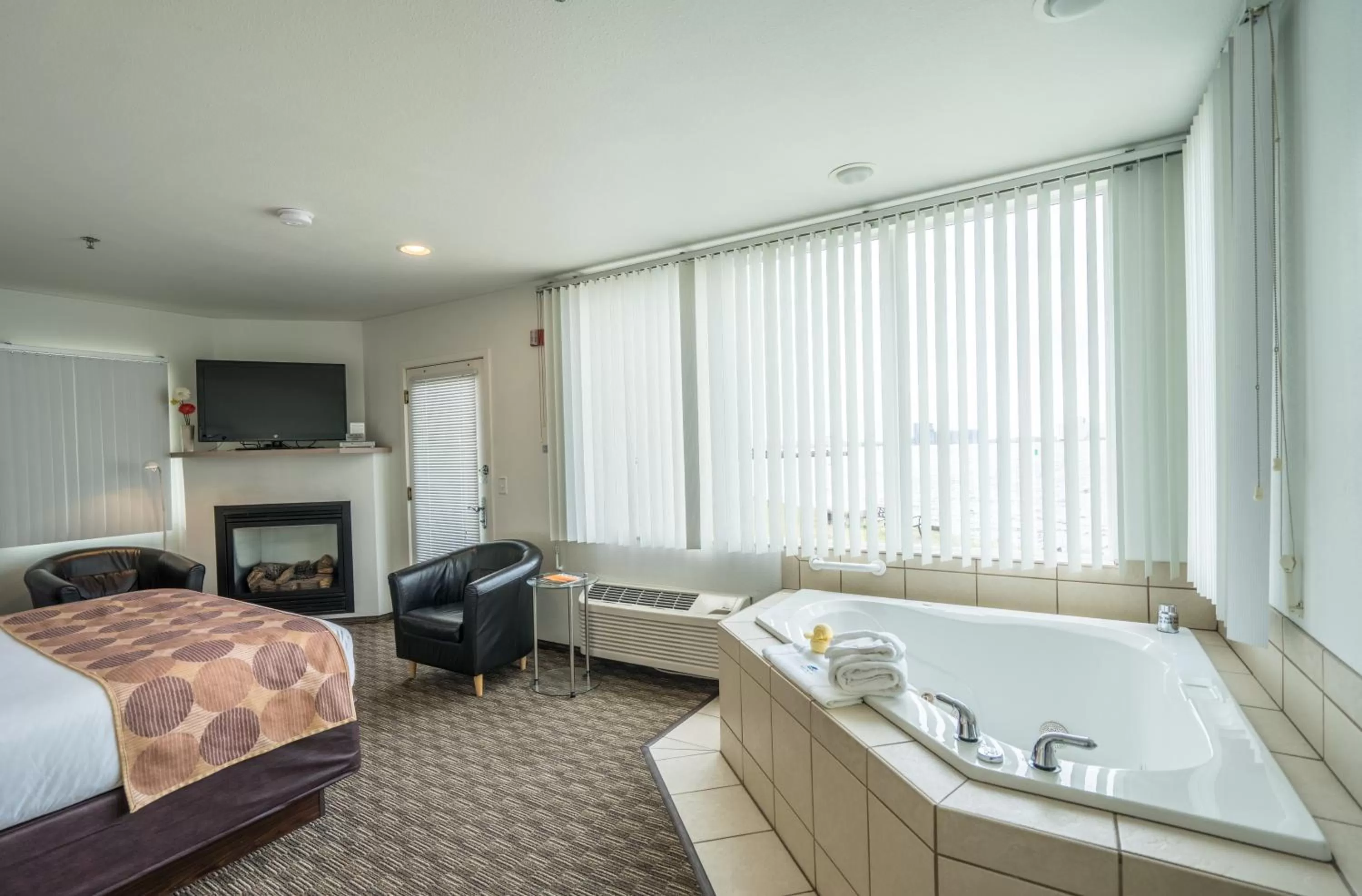 Photo of the whole room, Bed in South Pier Inn