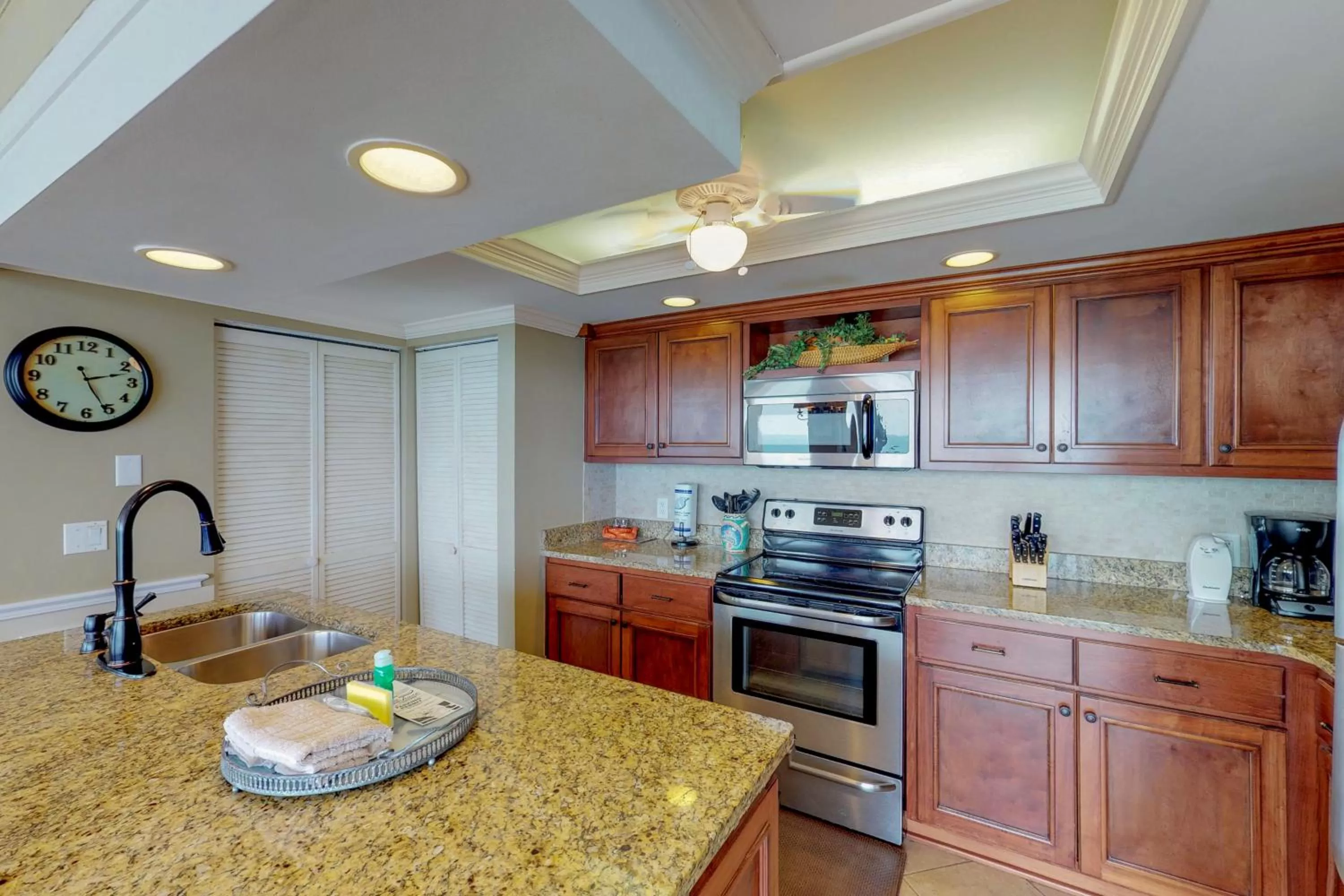 Kitchen/Kitchenette in Seachase 704E