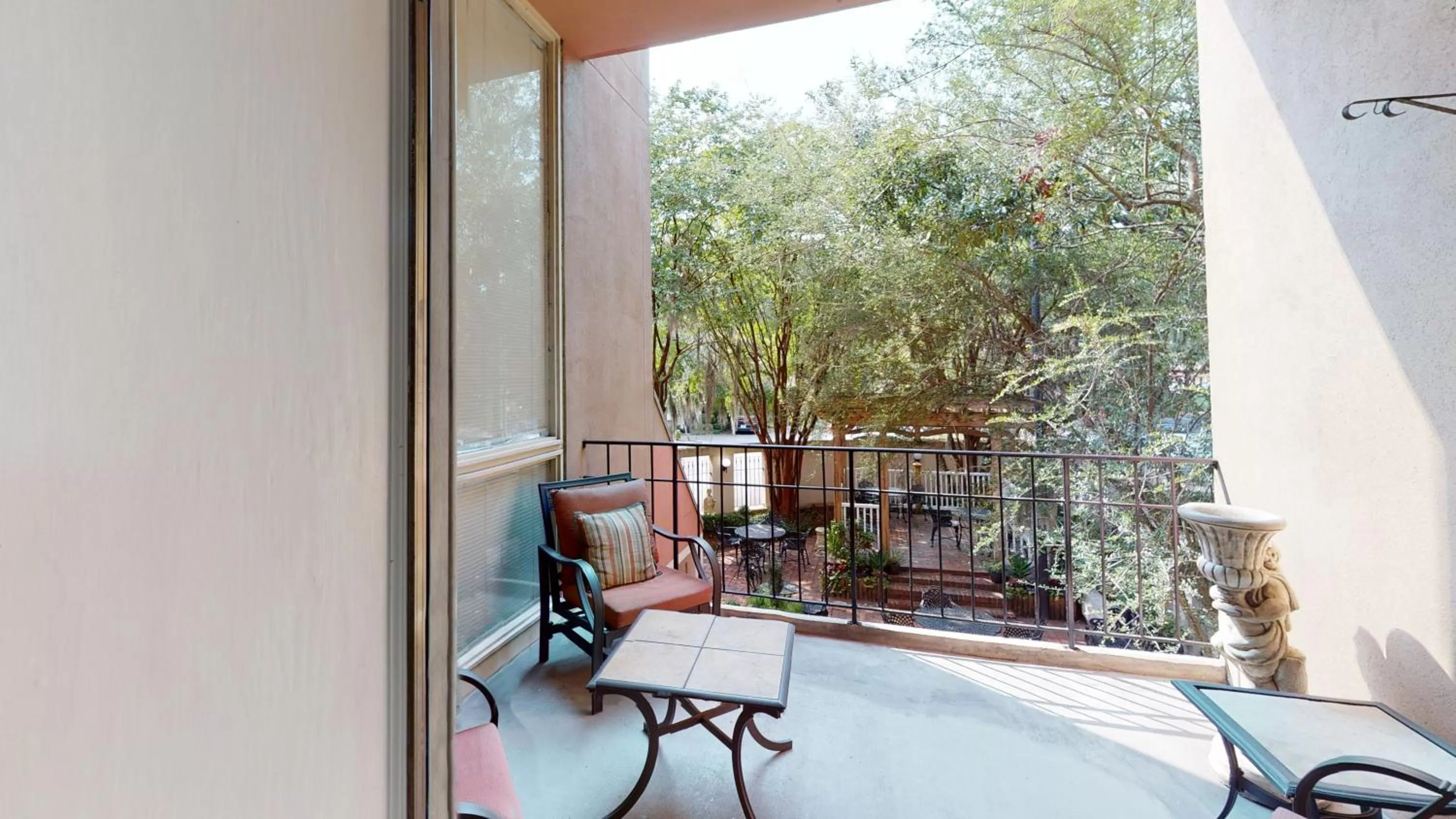 King Suite with Balcony in The Presidents' Quarters Inn