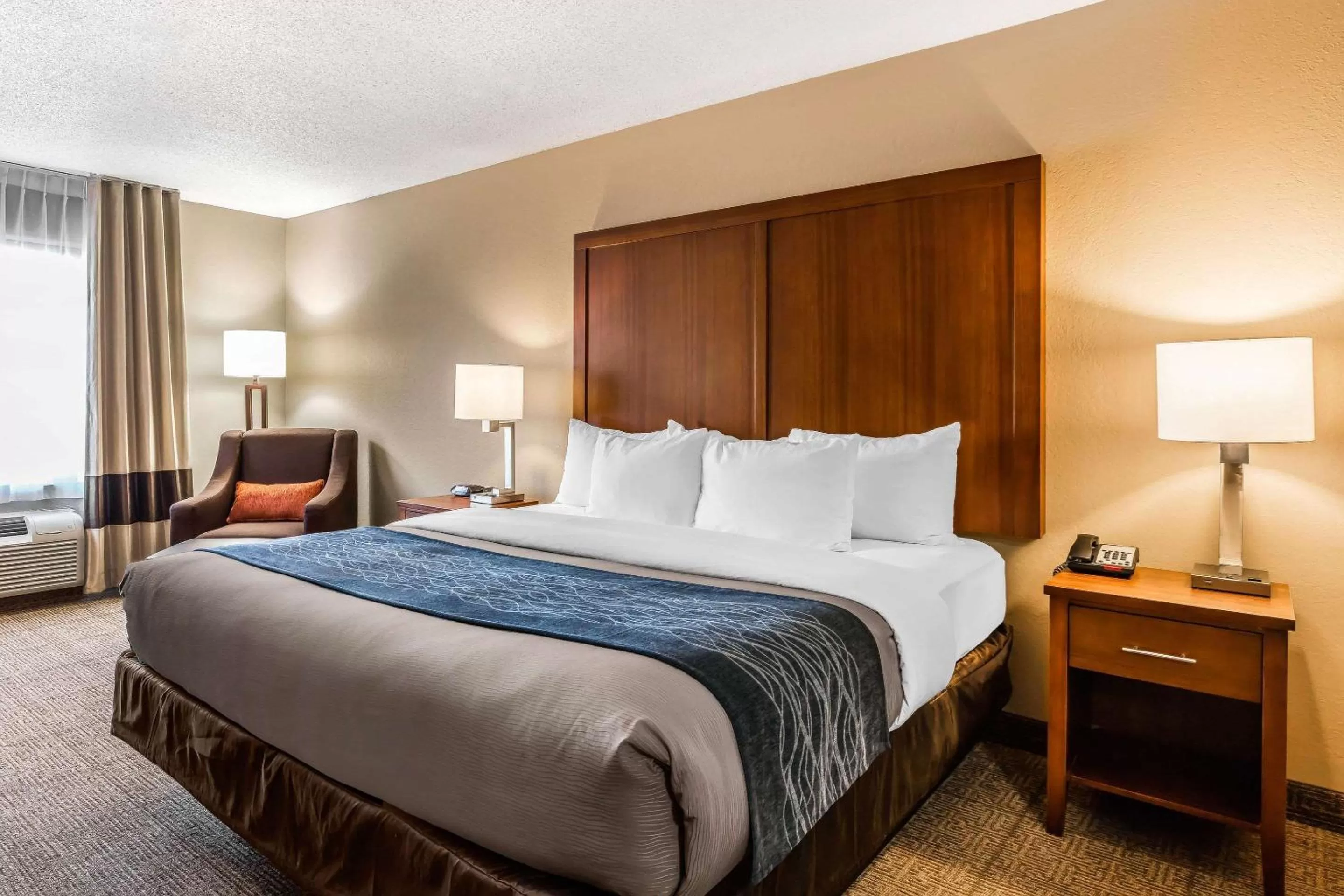 Photo of the whole room, Bed in Comfort Inn & Suites Airport-American Way