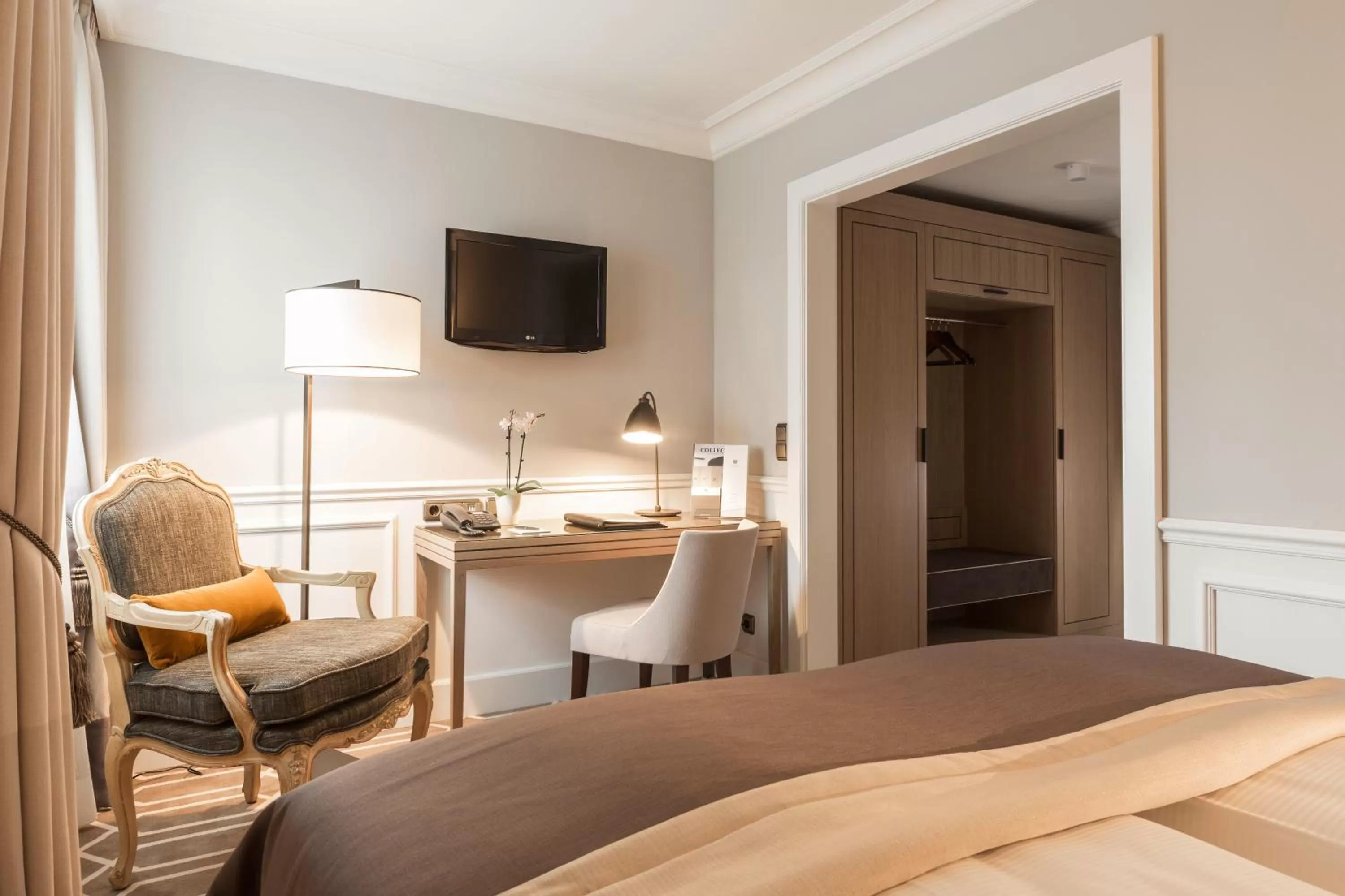 Seating area, Bed in Althoff Hotel Fürstenhof