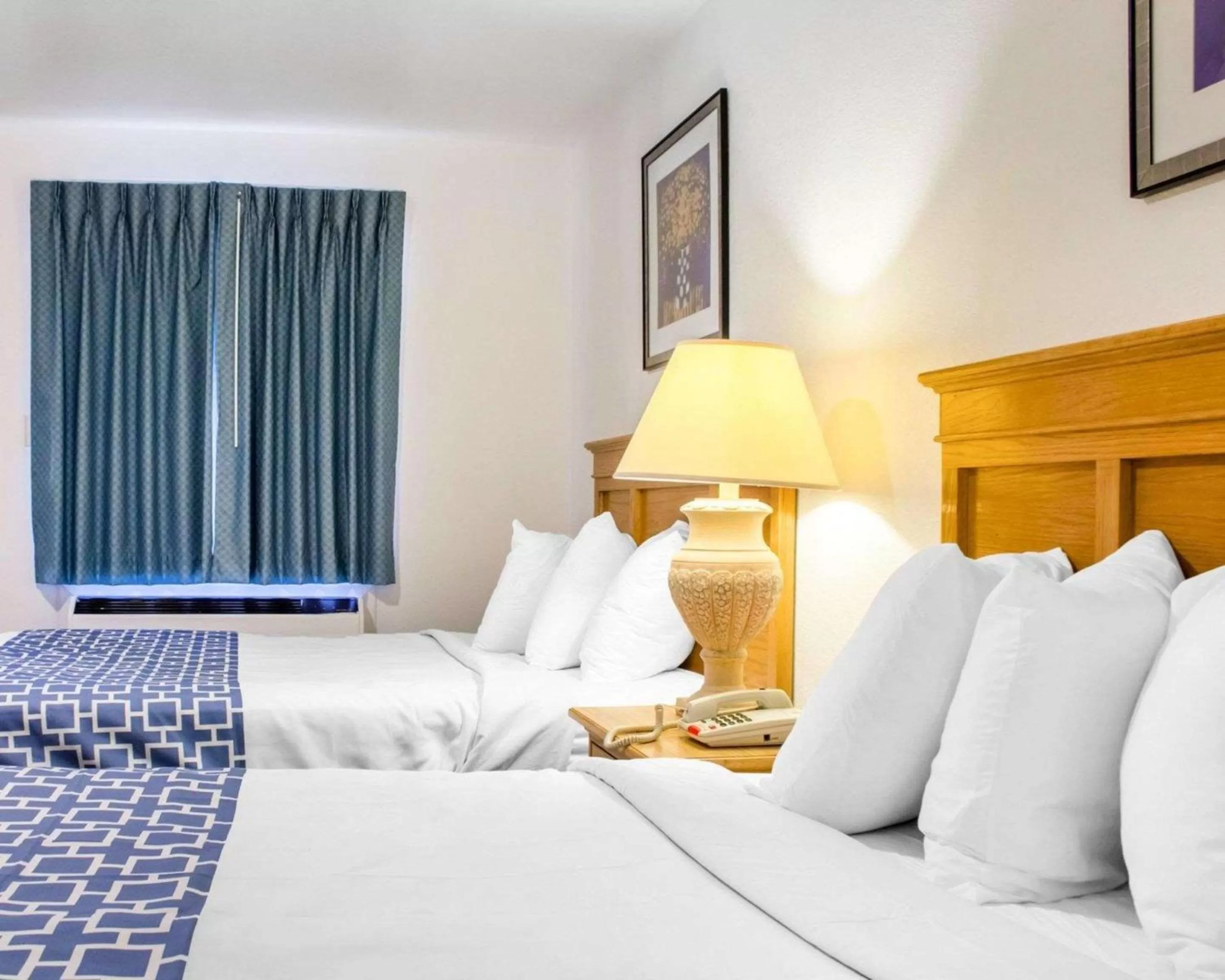 Photo of the whole room, Bed in Rodeway Inn Old Town Scottsdale