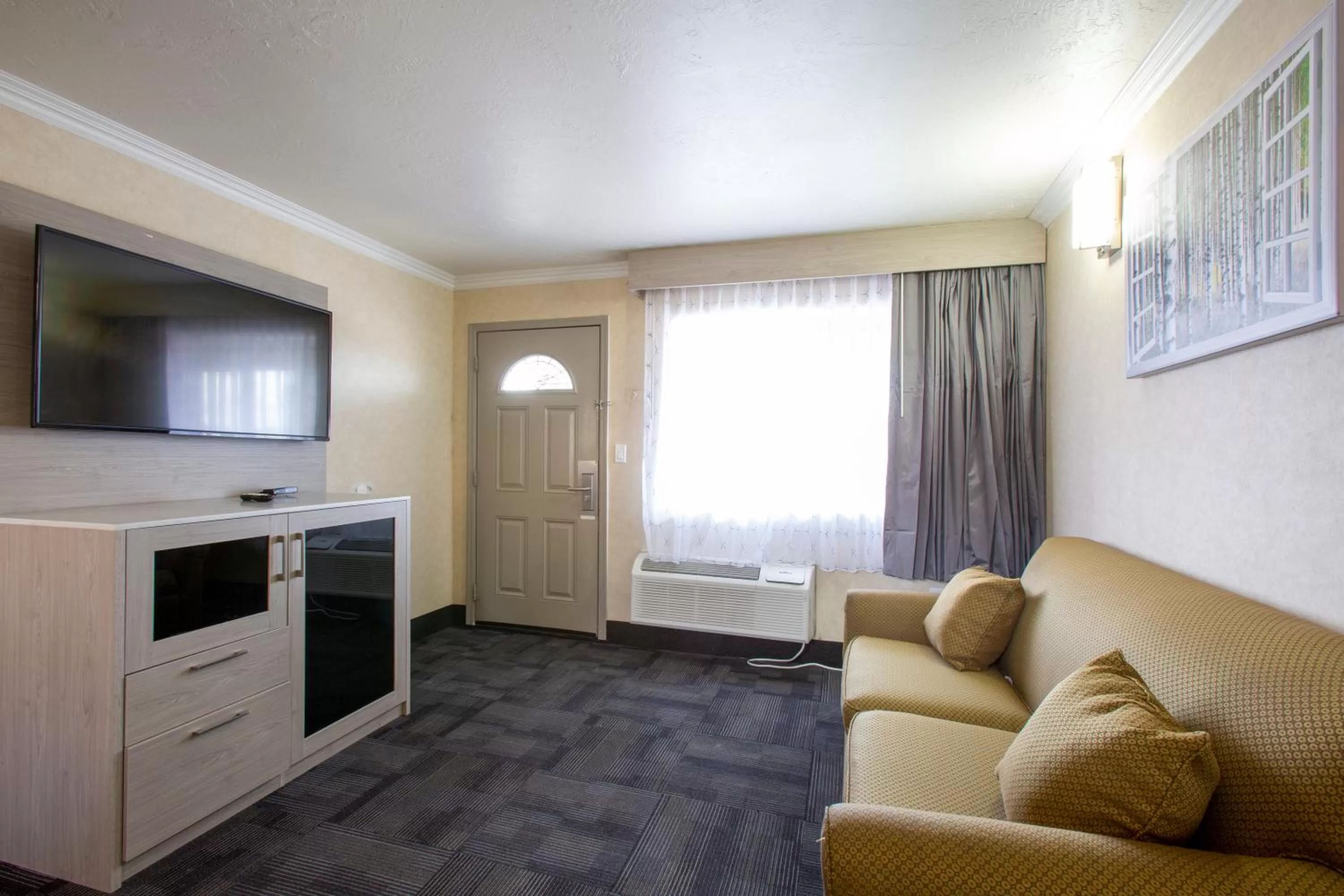 TV and multimedia in Hotel Aspen Flagstaff/ Grand Canyon InnSuites