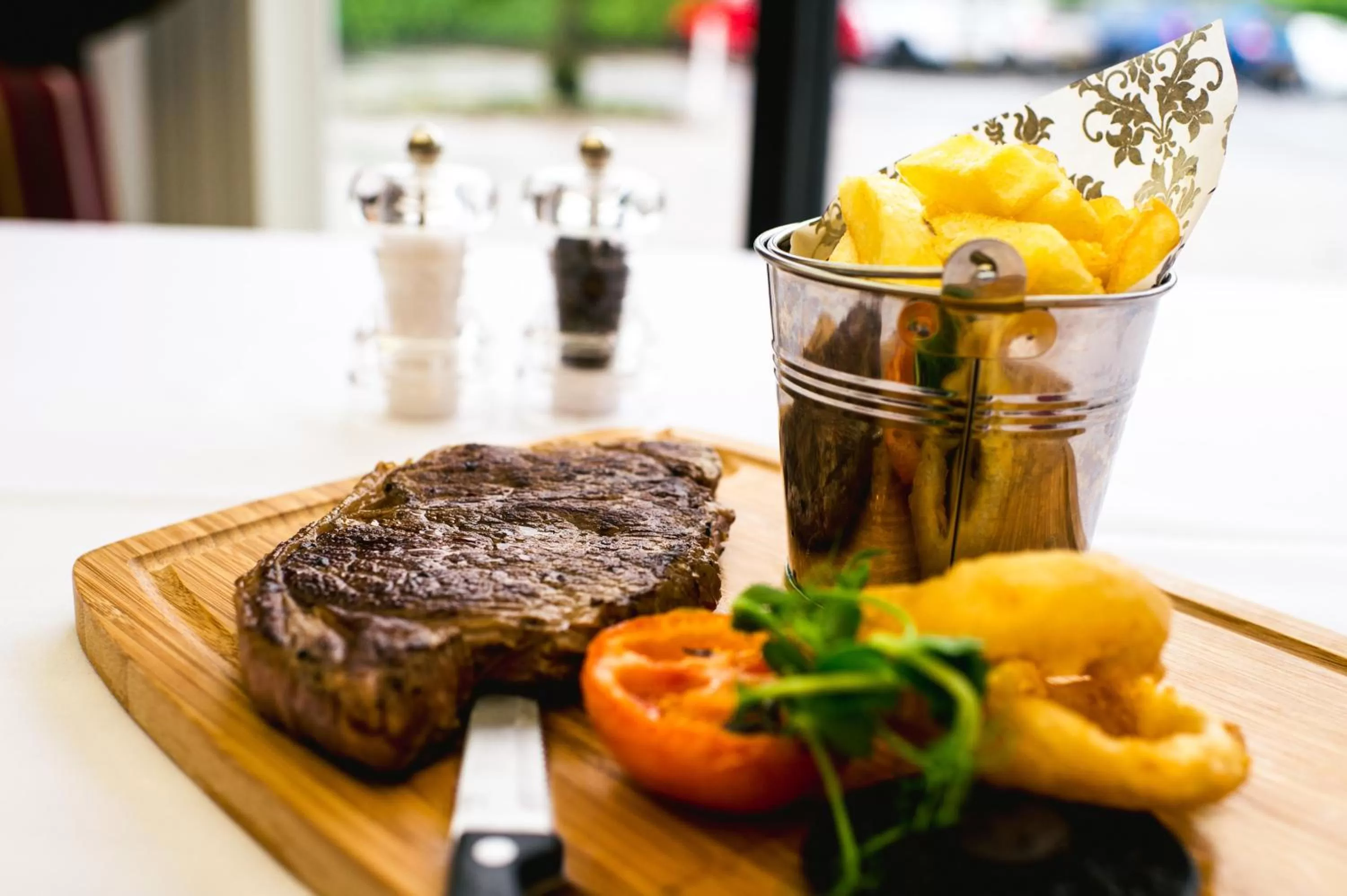 Food and drinks in La Mon Hotel & Country Club