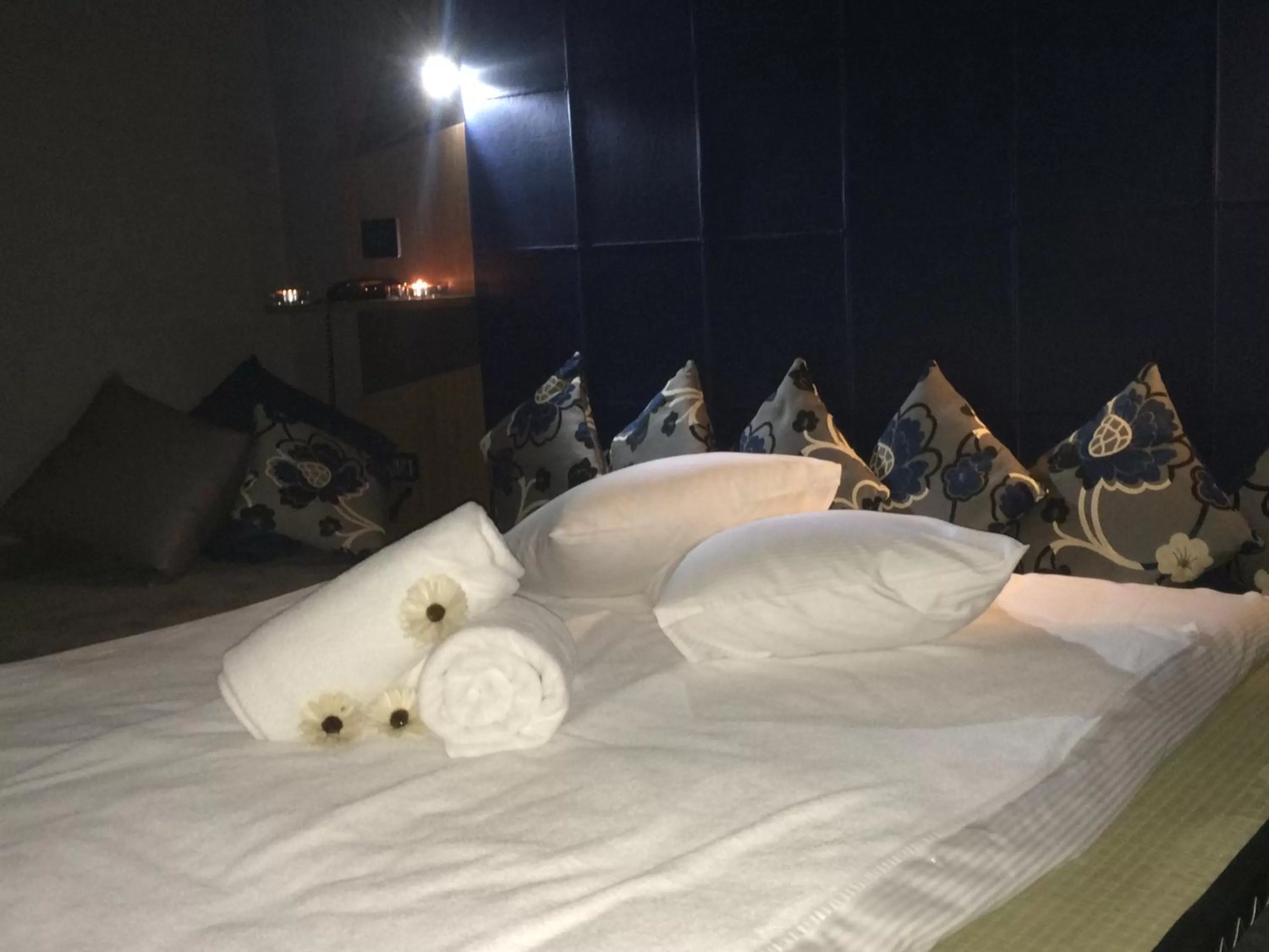 Massage, Bed in Hotel The Building