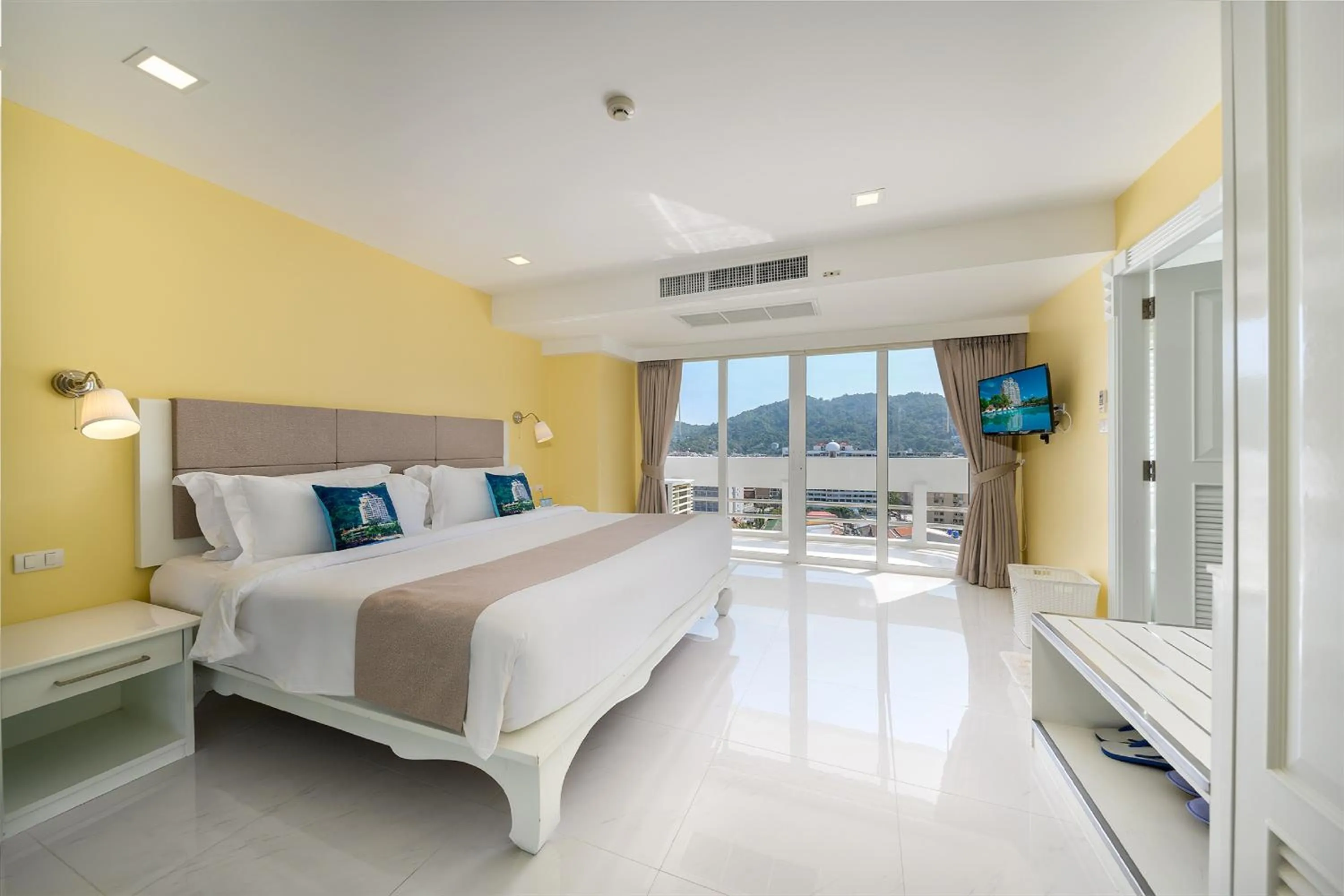 Bedroom, Bed in Andaman Beach Suites Hotel, Patong Phuket