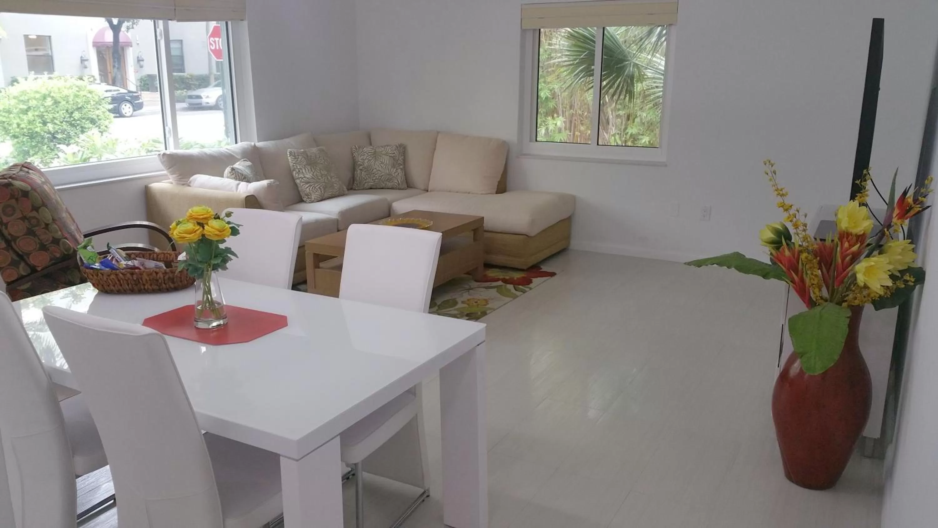 Dining area in Downtown Hollywood Boutique Hotel