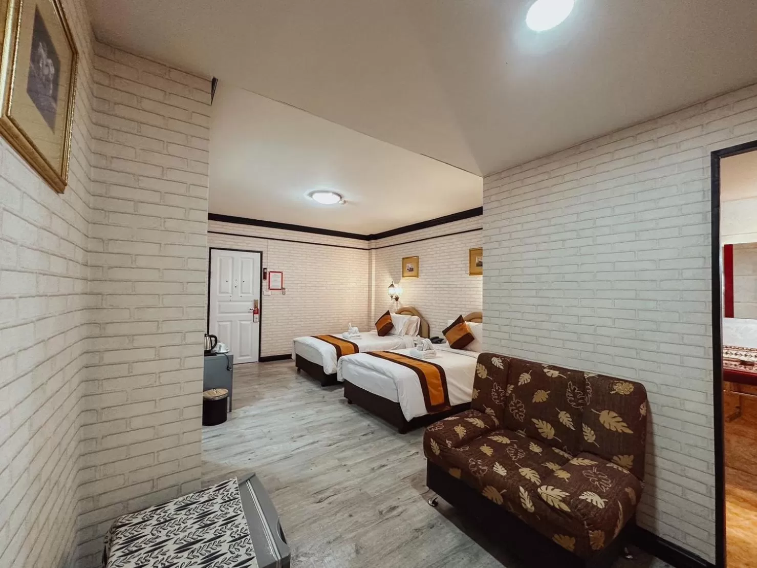 Photo of the whole room, Bed in Hotel De Khuvieng