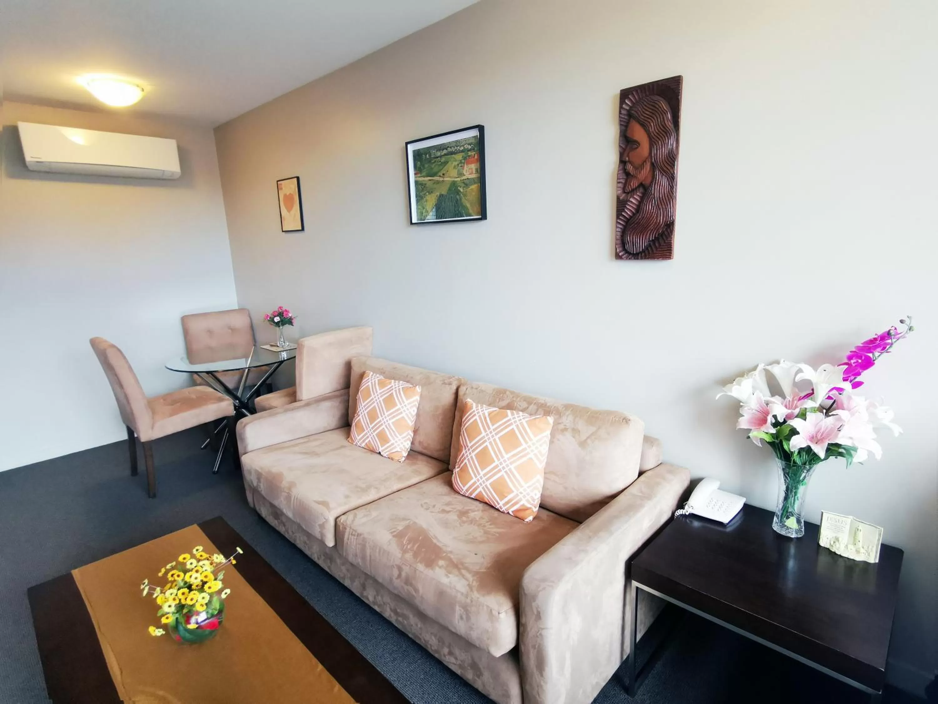 Living room in Belmont Motor Inn