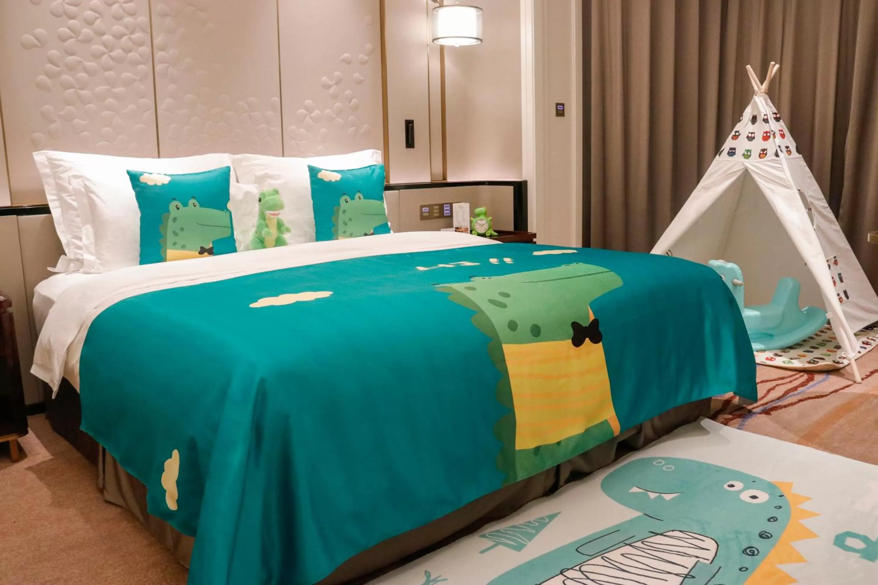 Bed in Wyndham Qingdao l Free Fixed-Time Shuttle Service Between Hotel and Airport & North Railway Station l Outdoor Children's Amusement Park l 1-Hour Play Snooker or Table Tennis