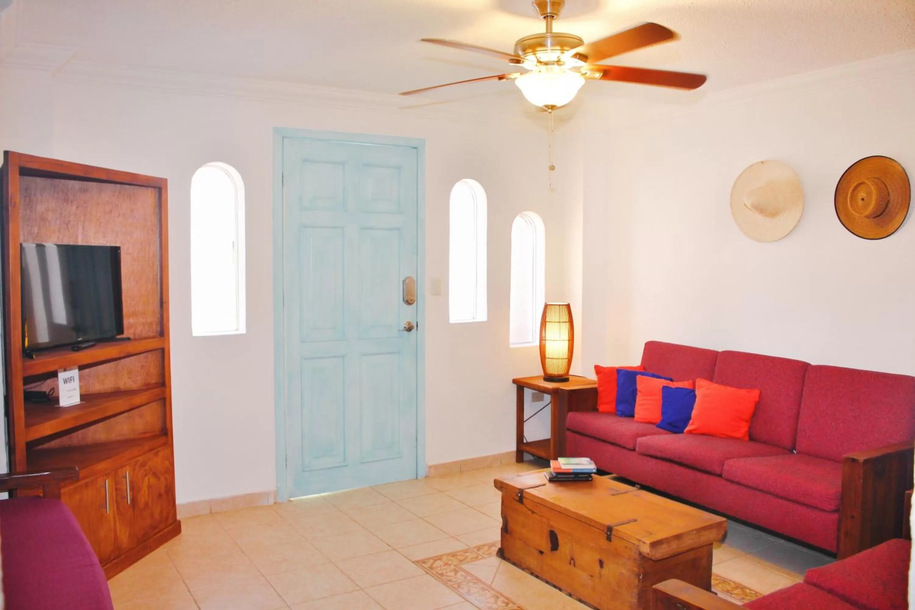 TV and multimedia in Hotel Villas Colibrí Suites & Bungalows