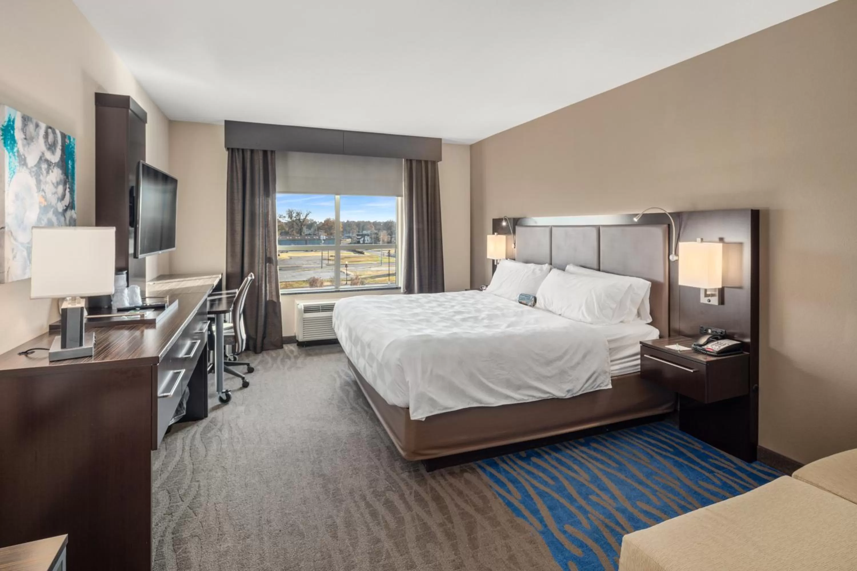 Photo of the whole room, Bed in Holiday Inn Owensboro Riverfront by IHG