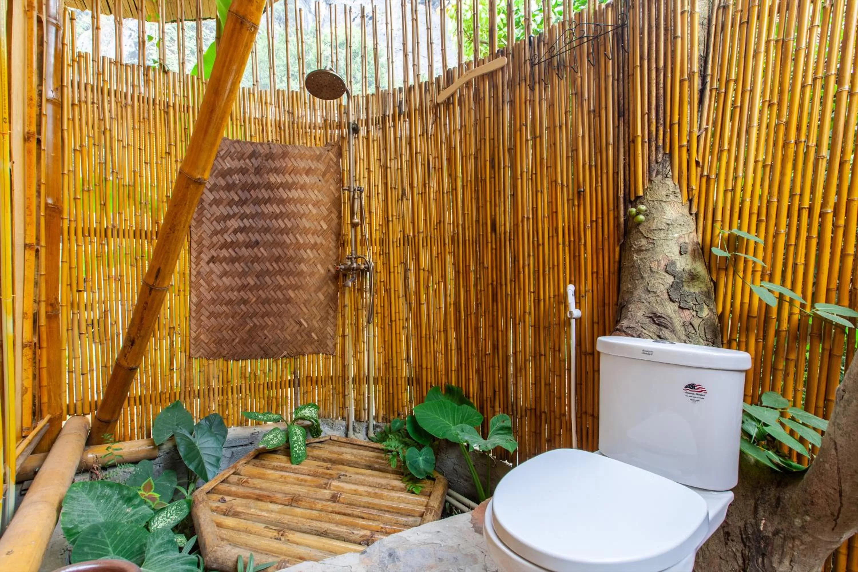 Toilet in Trang An Lamia Bungalow