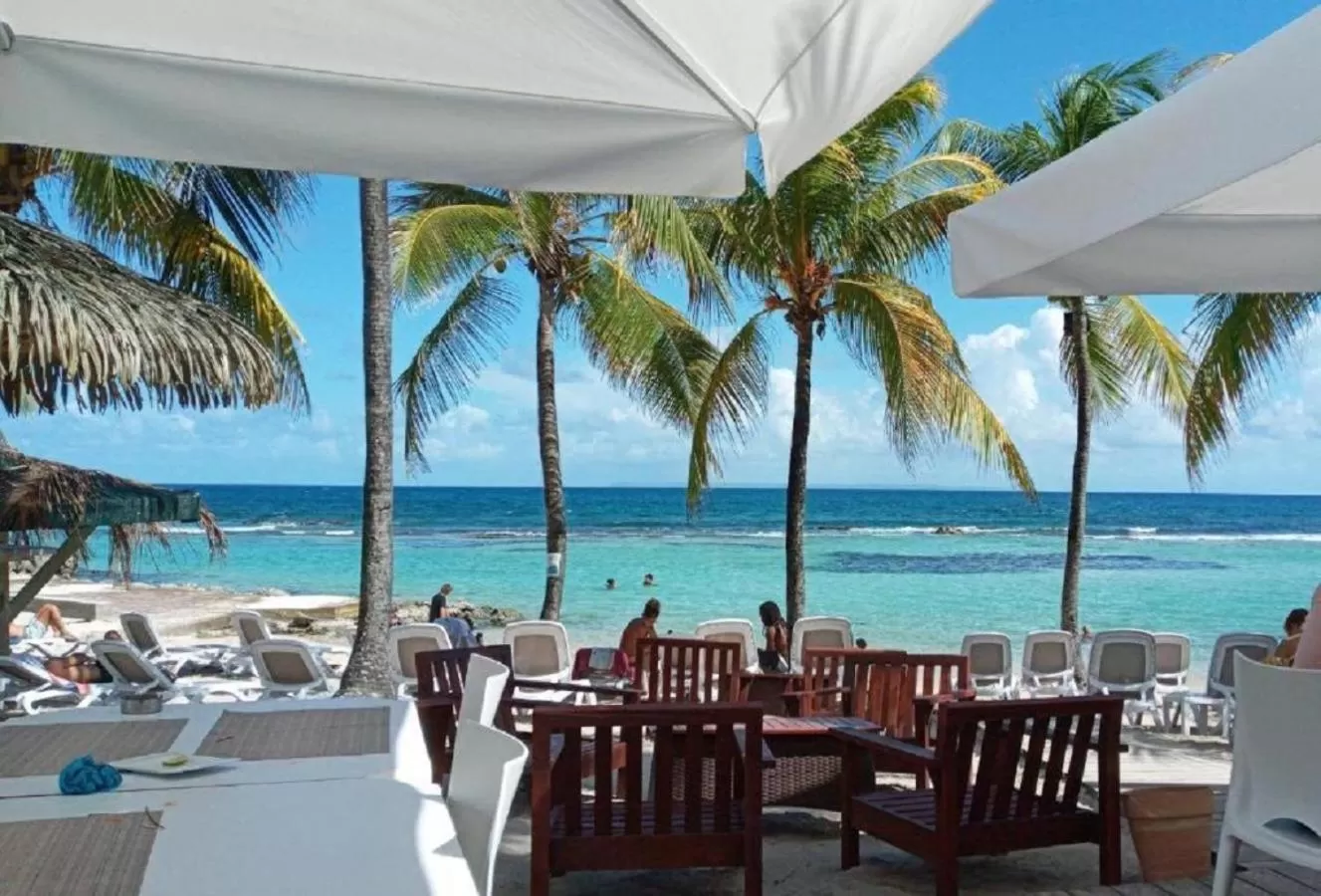 Restaurant/places to eat in Le Studio les Tropiques au Village MANGANAO