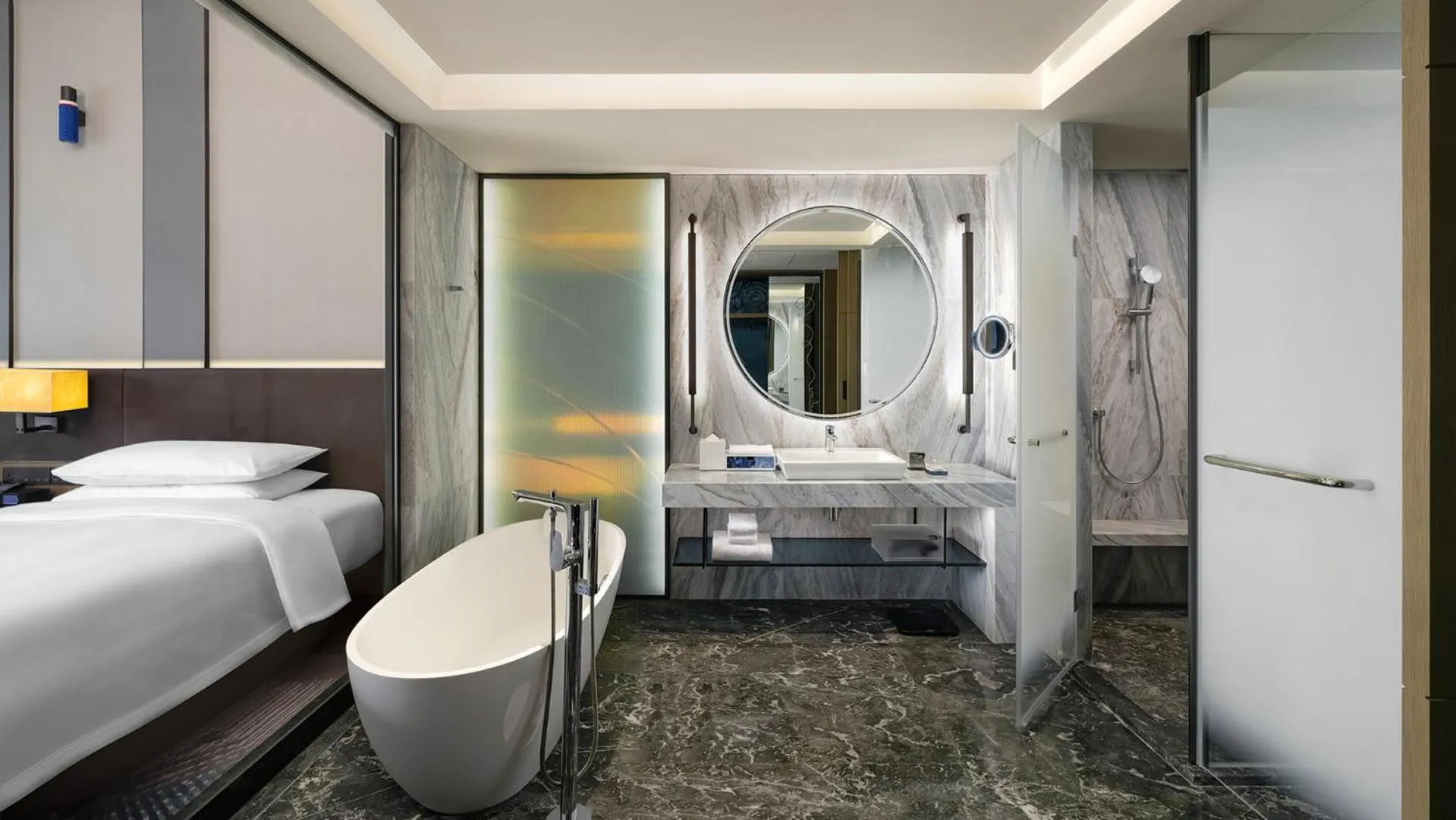 Bathroom, Bed in Renaissance Changzhou Wujin Hotel