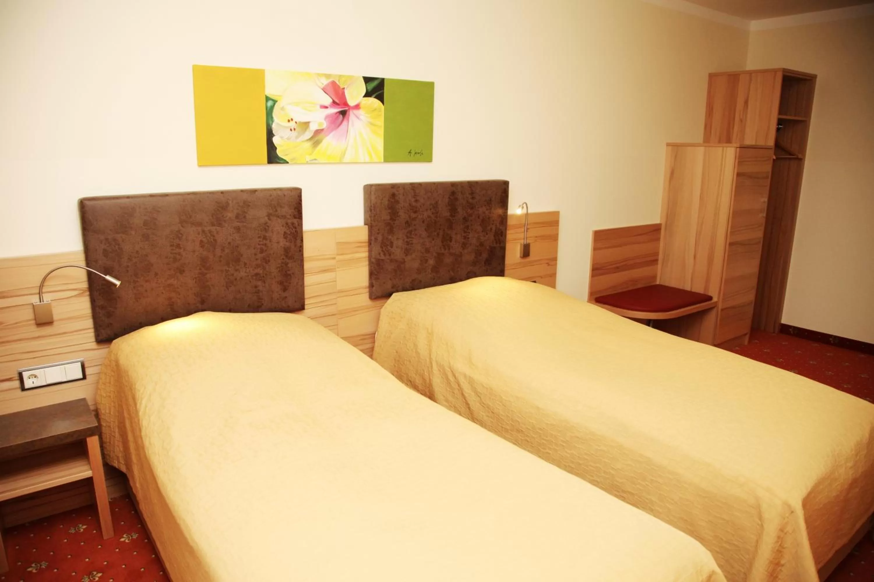 Bed in Tinschert Hotel-Restaurant-Partyservice