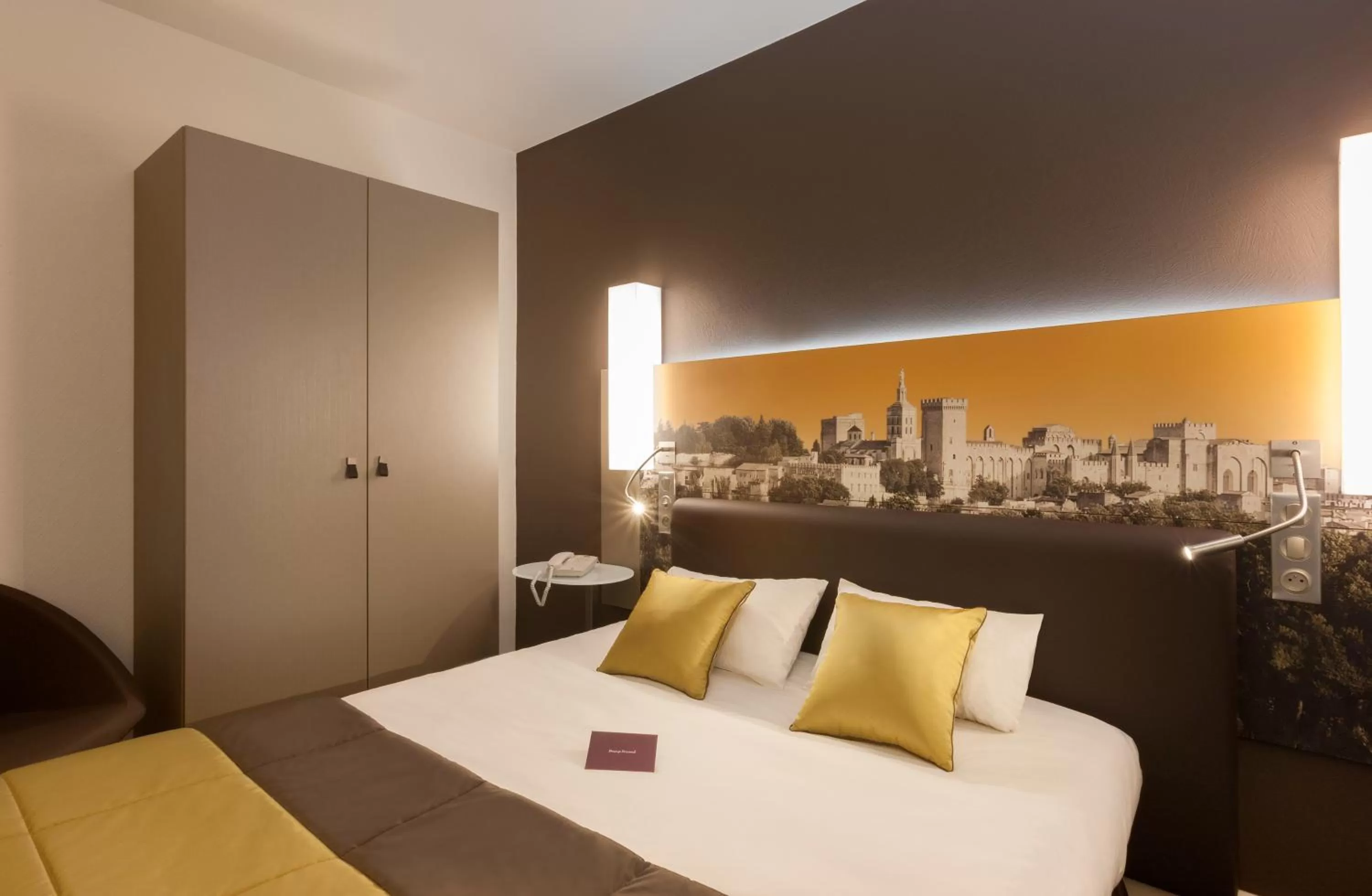 Bed in Mercure Avignon Centre Palais des Papes