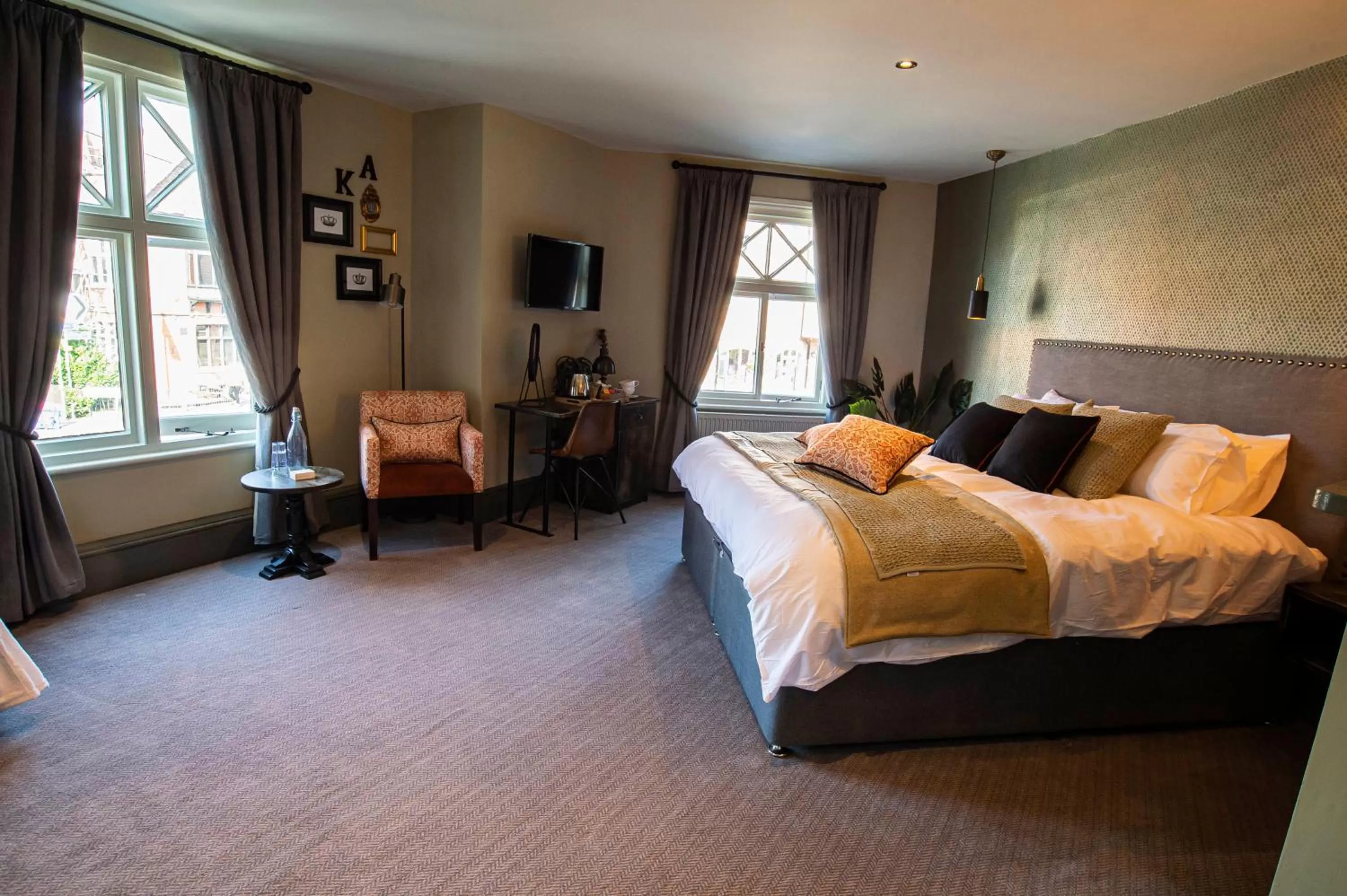 Bedroom, Bed in Kings Arms Hotel