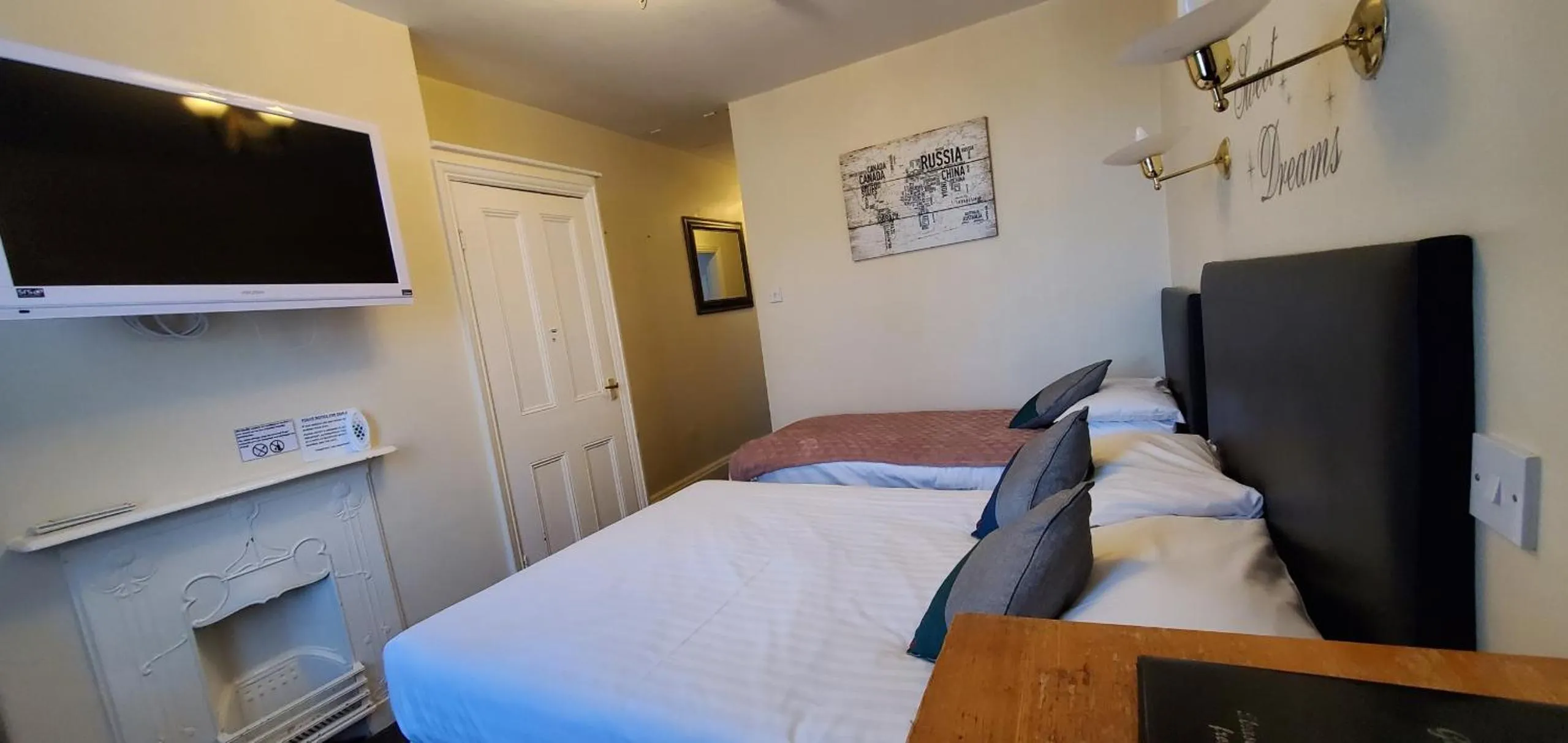 Bedroom, Bed in Diamonds Guest House