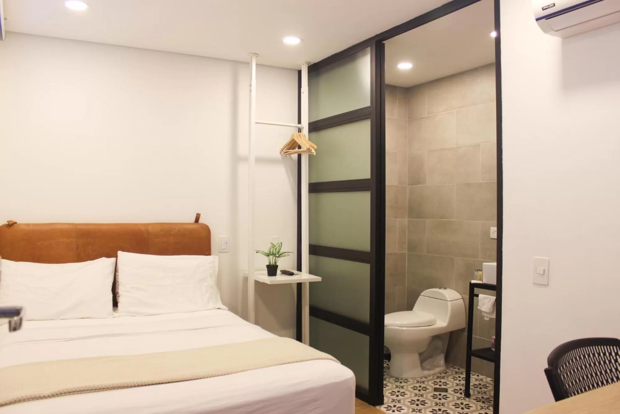 Toilet, Bed in 574 Hotel