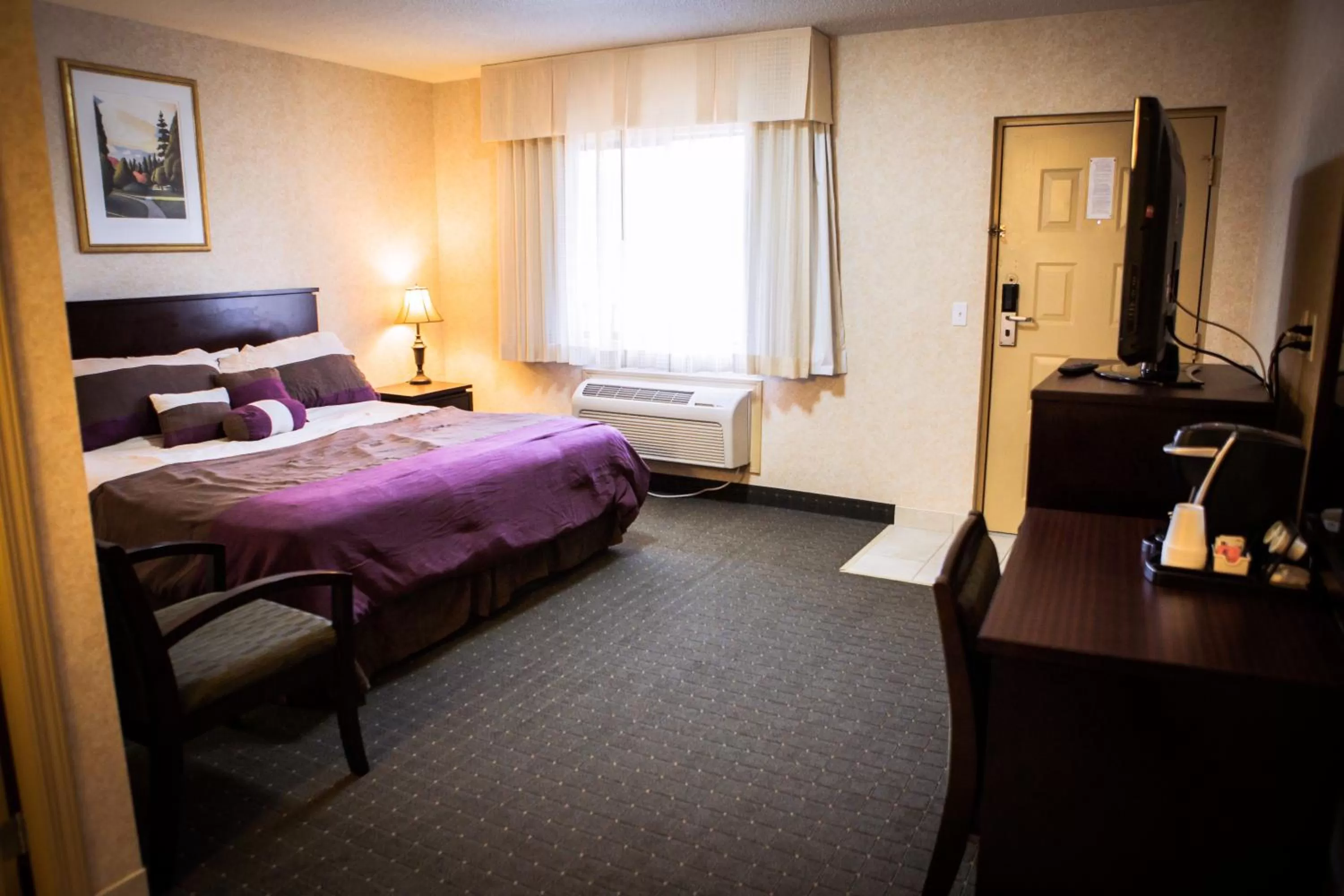 Photo of the whole room, Bed in Langley Hwy Hotel