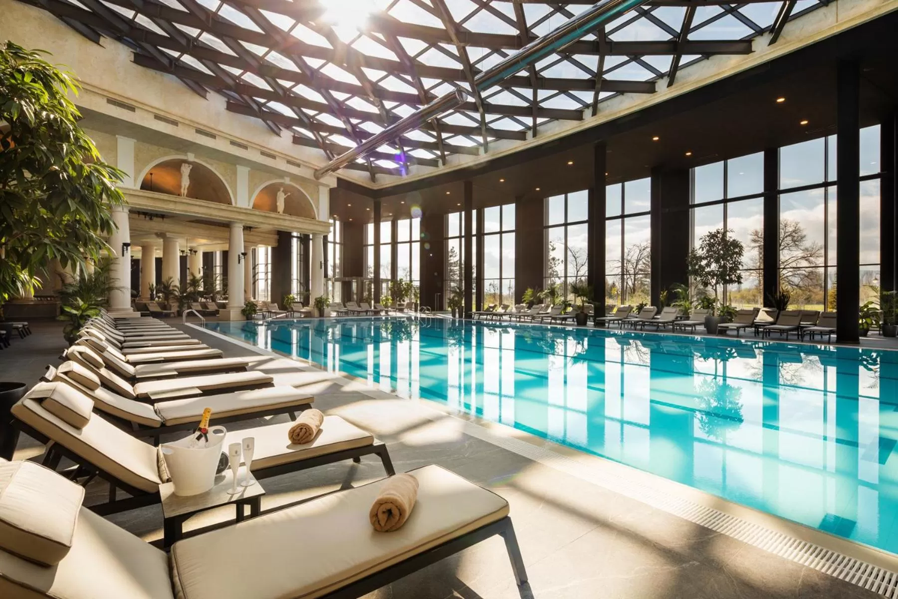 Swimming pool in Kings' Valley Medical & Spa Hotel