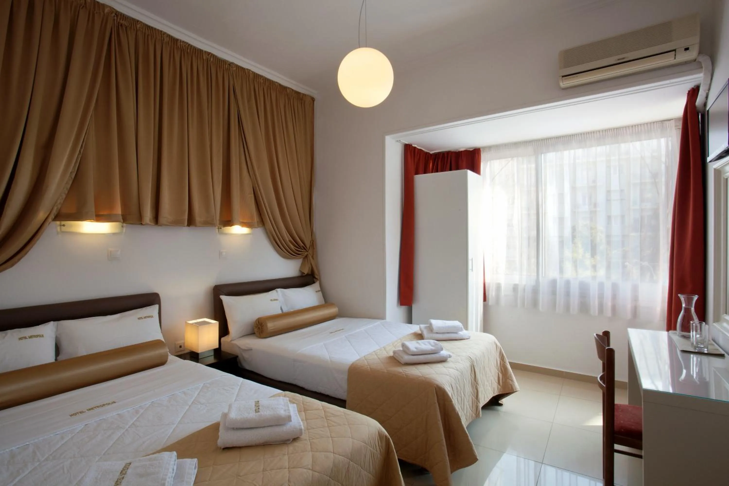 Bed in Metropolis Hotel