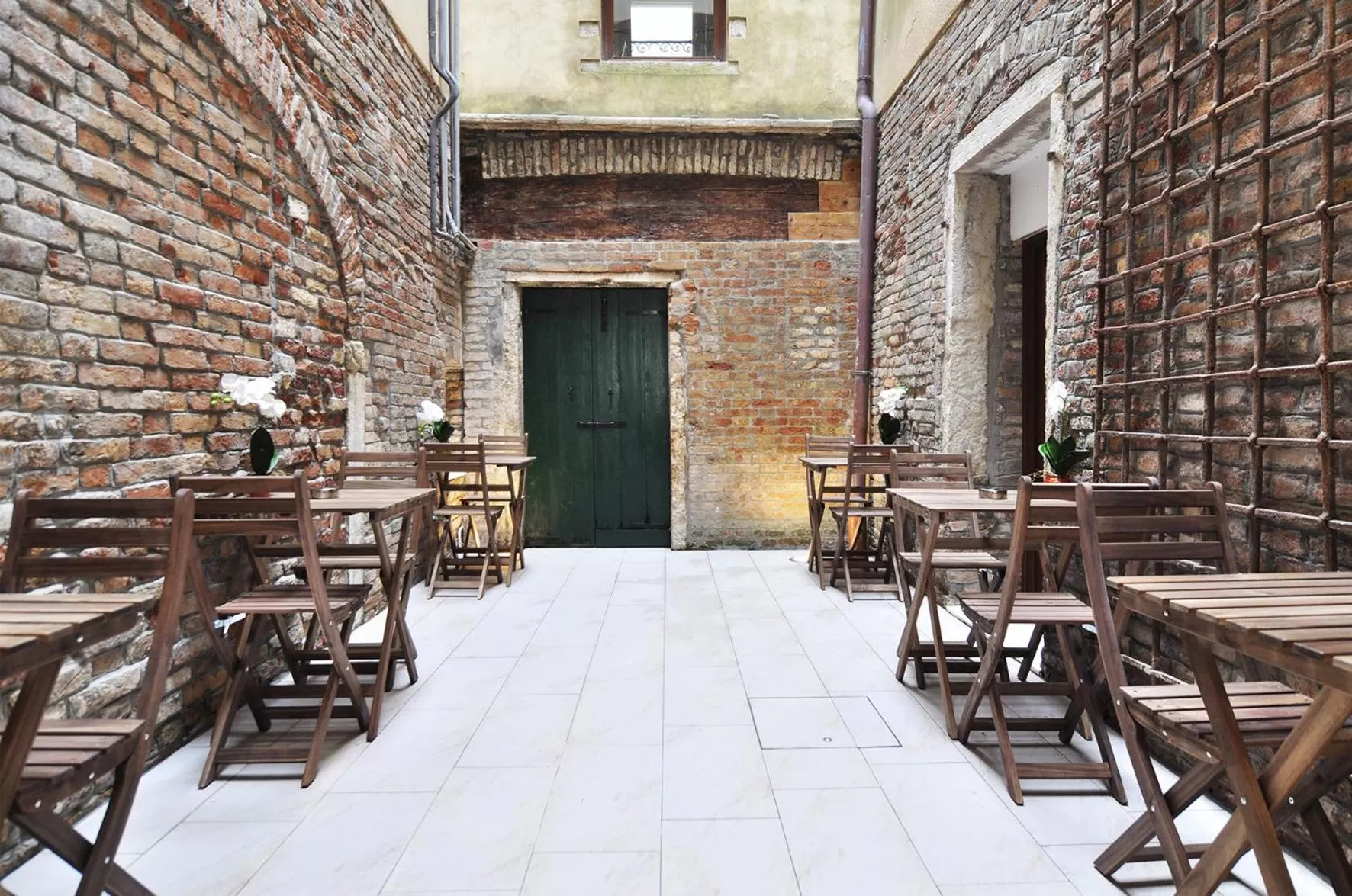 Patio in Al Mascaron Ridente