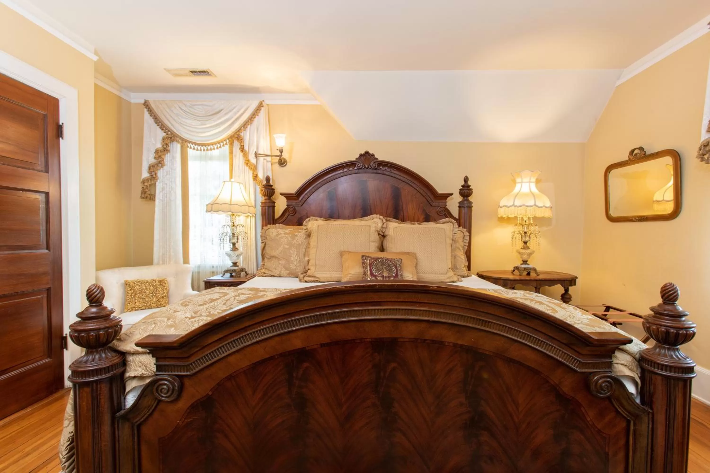 Bed in Black Walnut B&B Inn