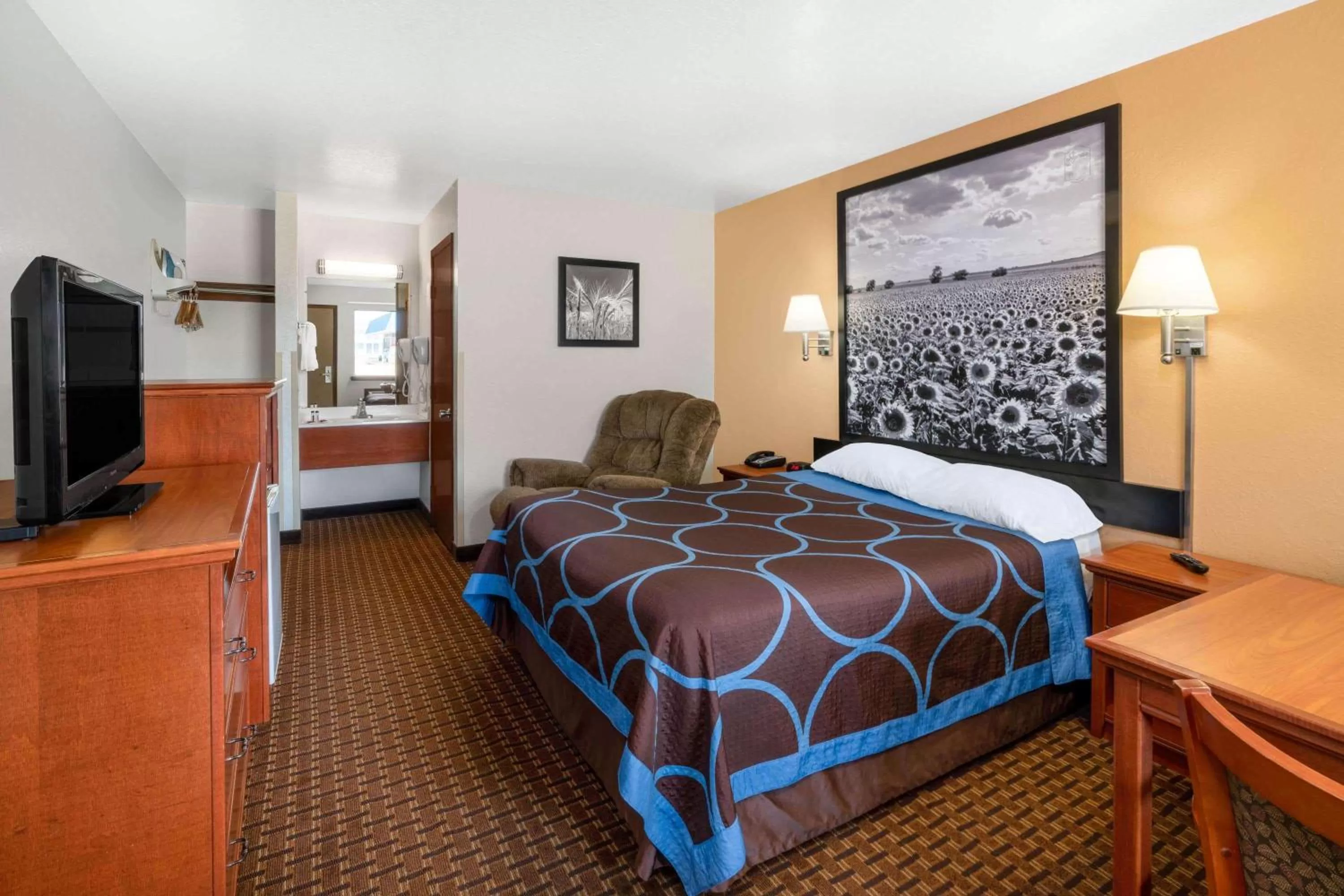 Photo of the whole room, Bed in Super 8 by Wyndham Goodland