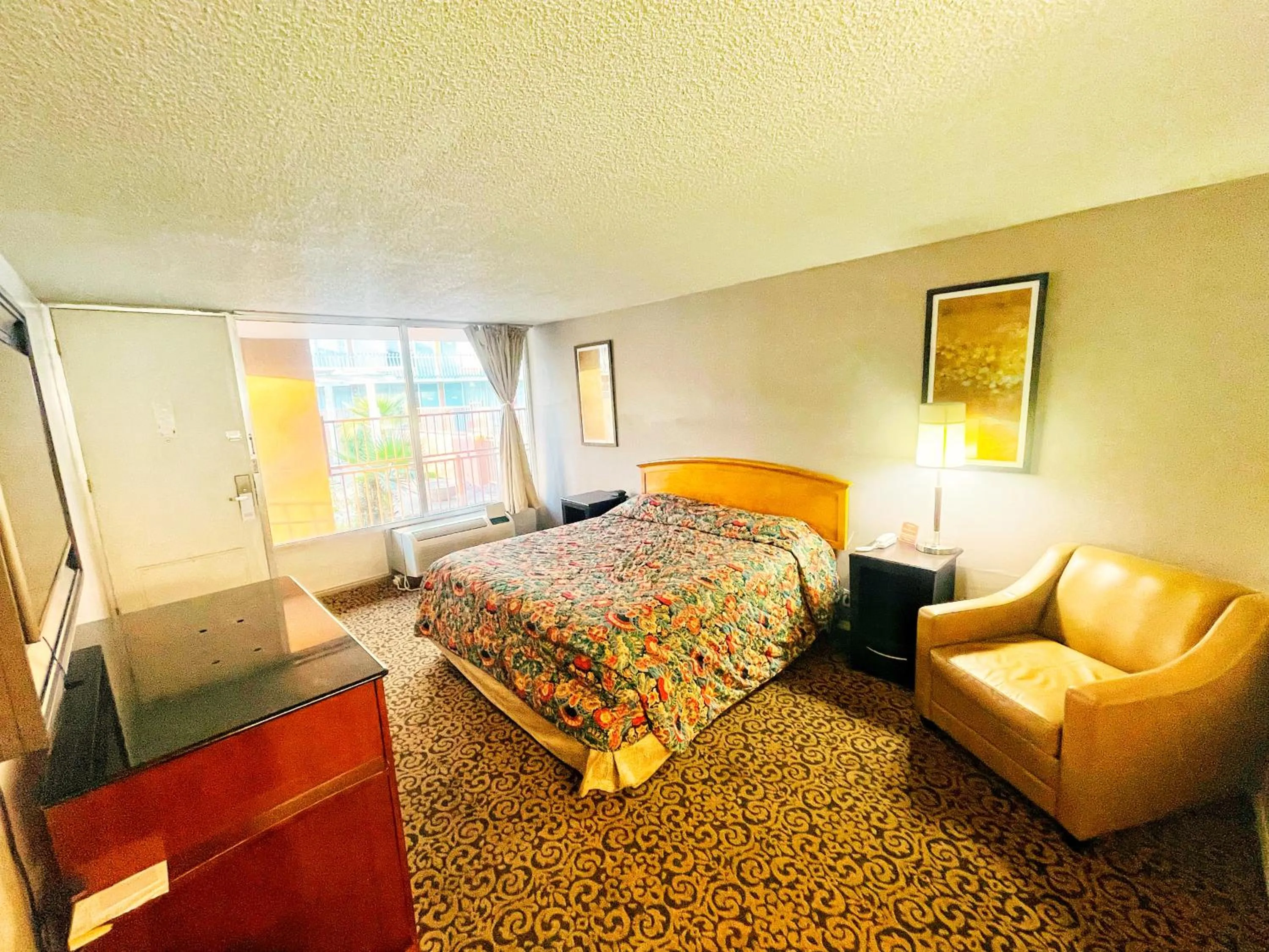 Photo of the whole room, Bed in GLH Hotel