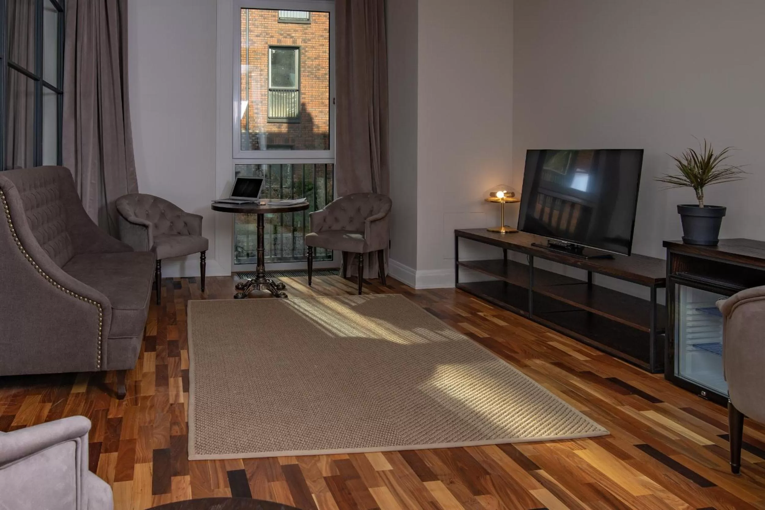 Communal lounge/ TV room in Warm House Apart Hotel