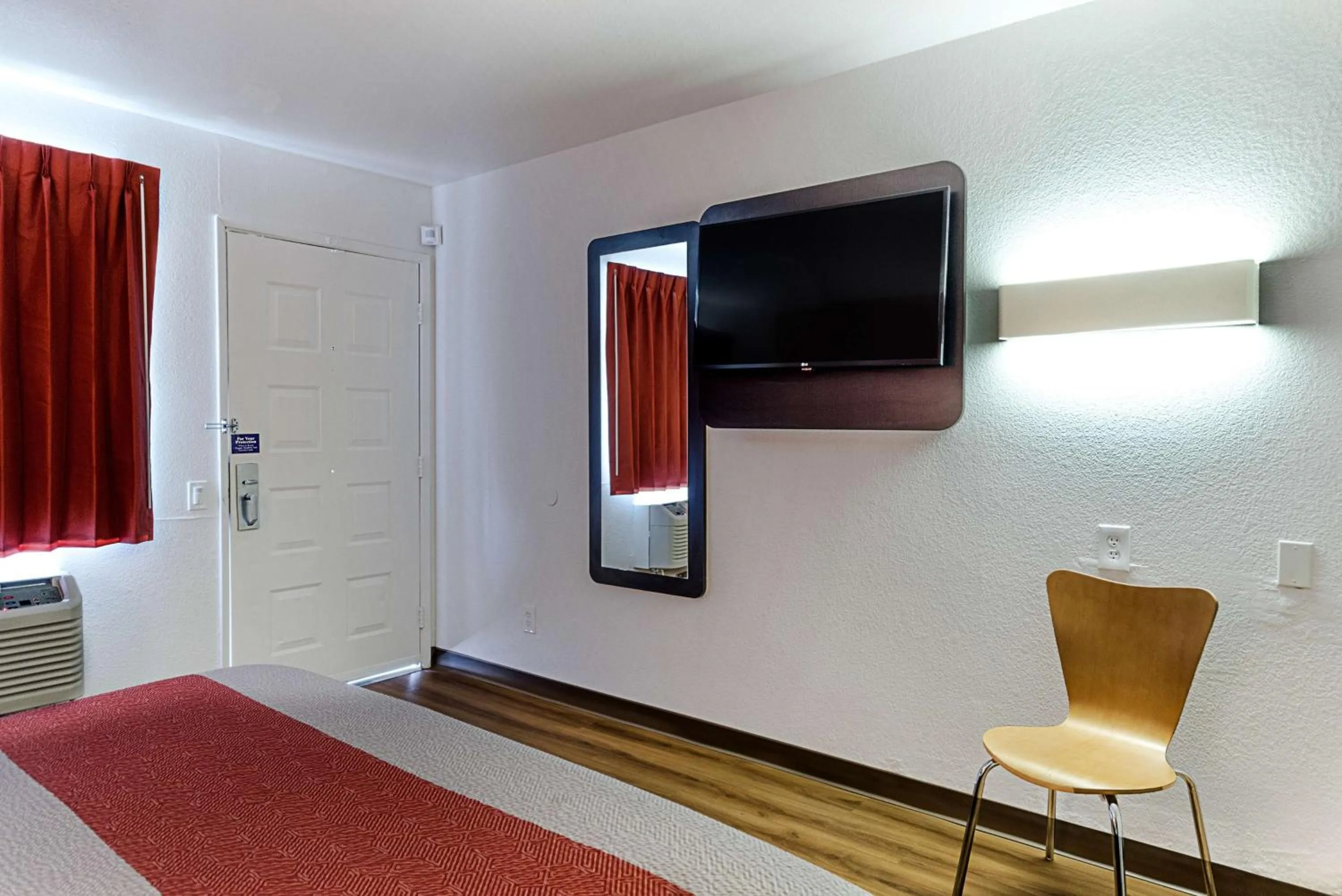 TV and multimedia, Bed in Motel 6-Fresno, CA