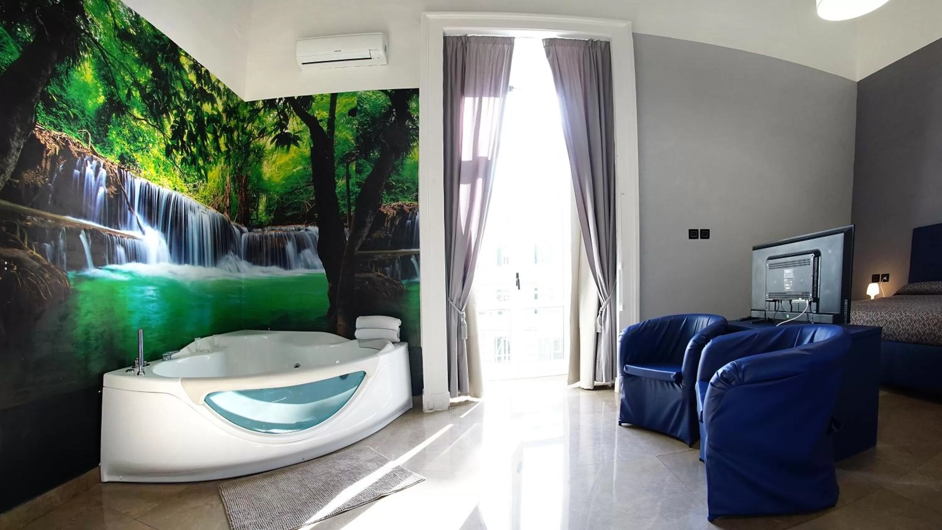 Hot Tub in Beverello Suite