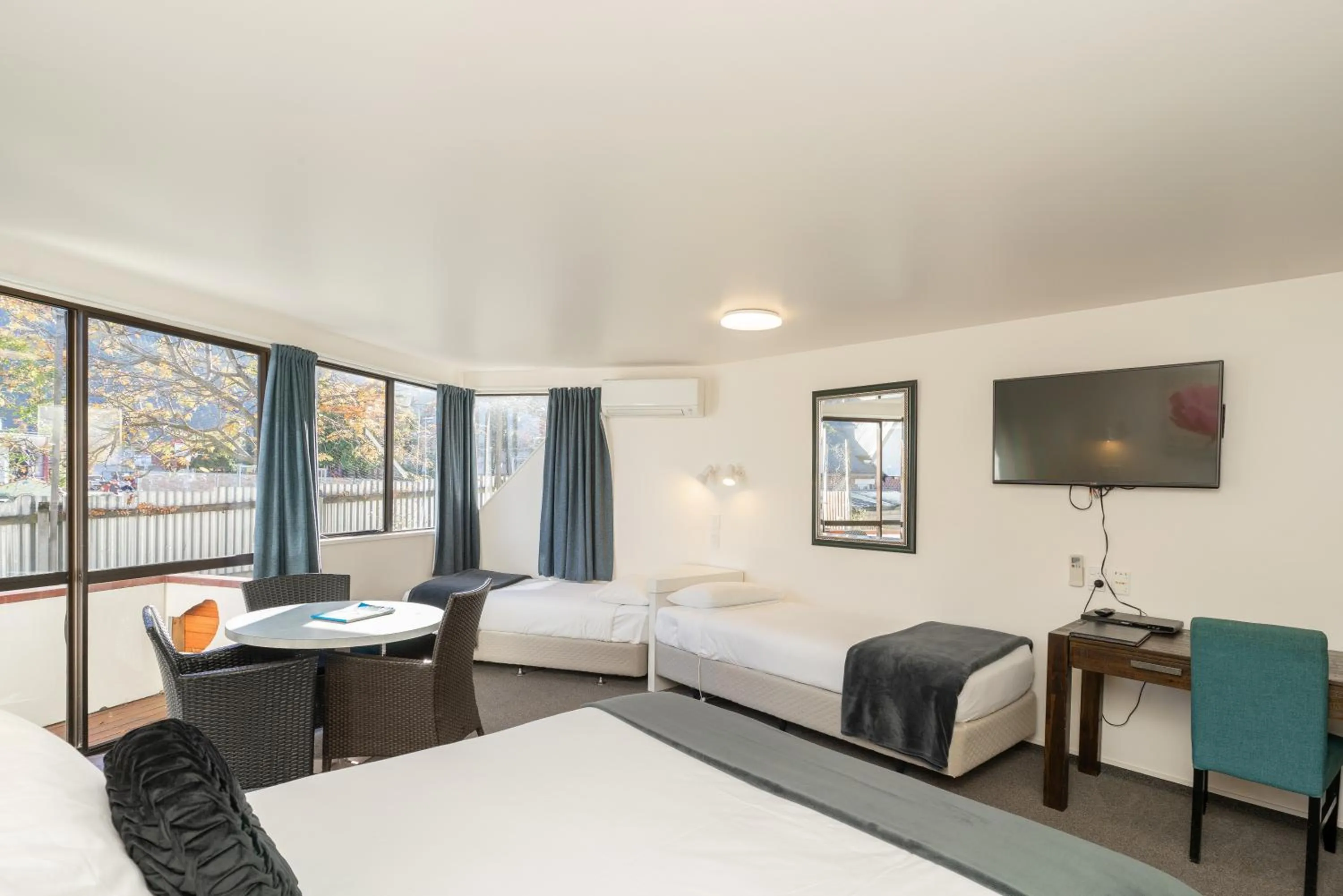 Photo of the whole room, Bed in Melbourne Lodge Queenstown