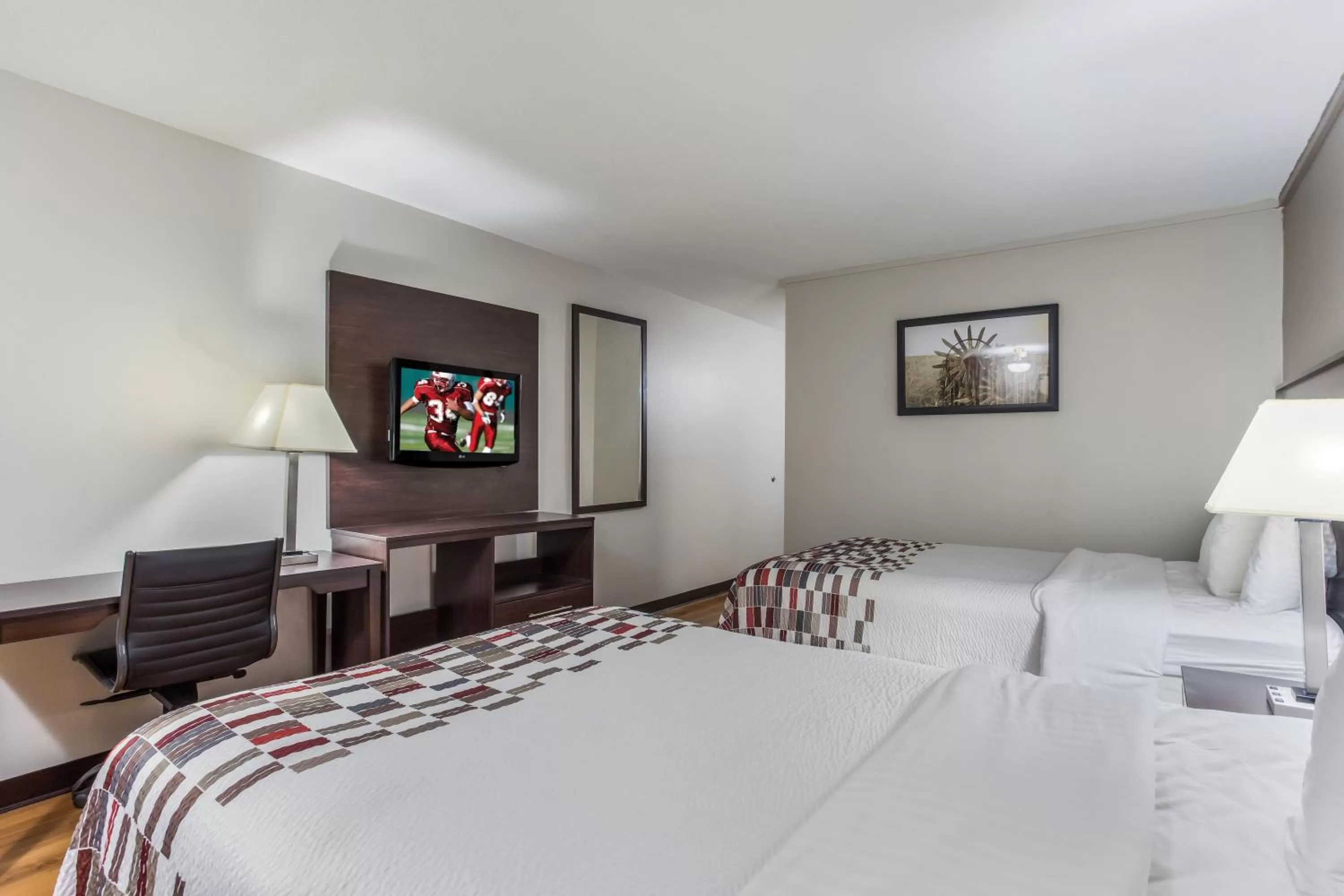 Photo of the whole room, Bed in Red Roof Inn Meridian