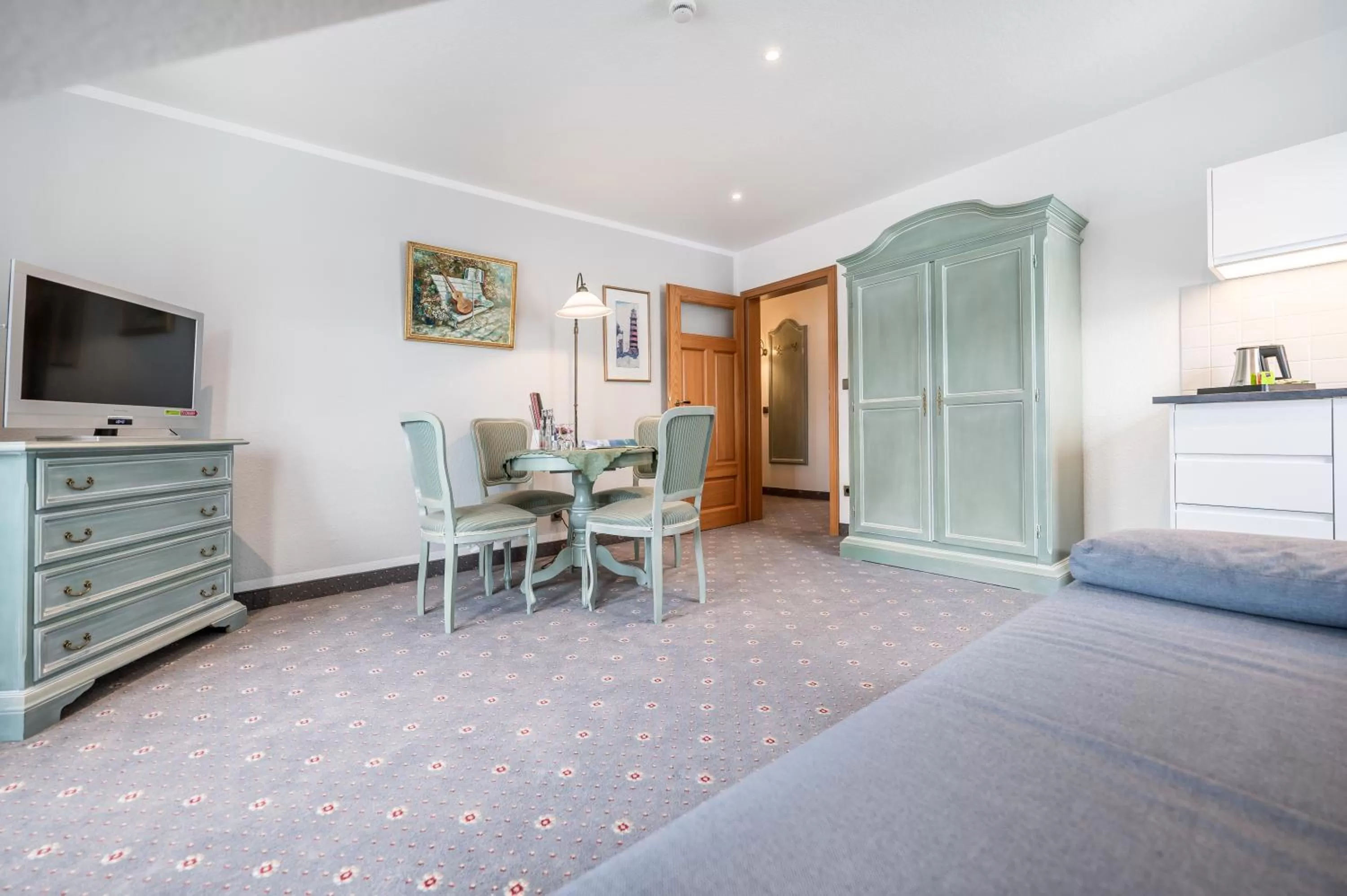 Living room, Bed in Hotel Villa Neander