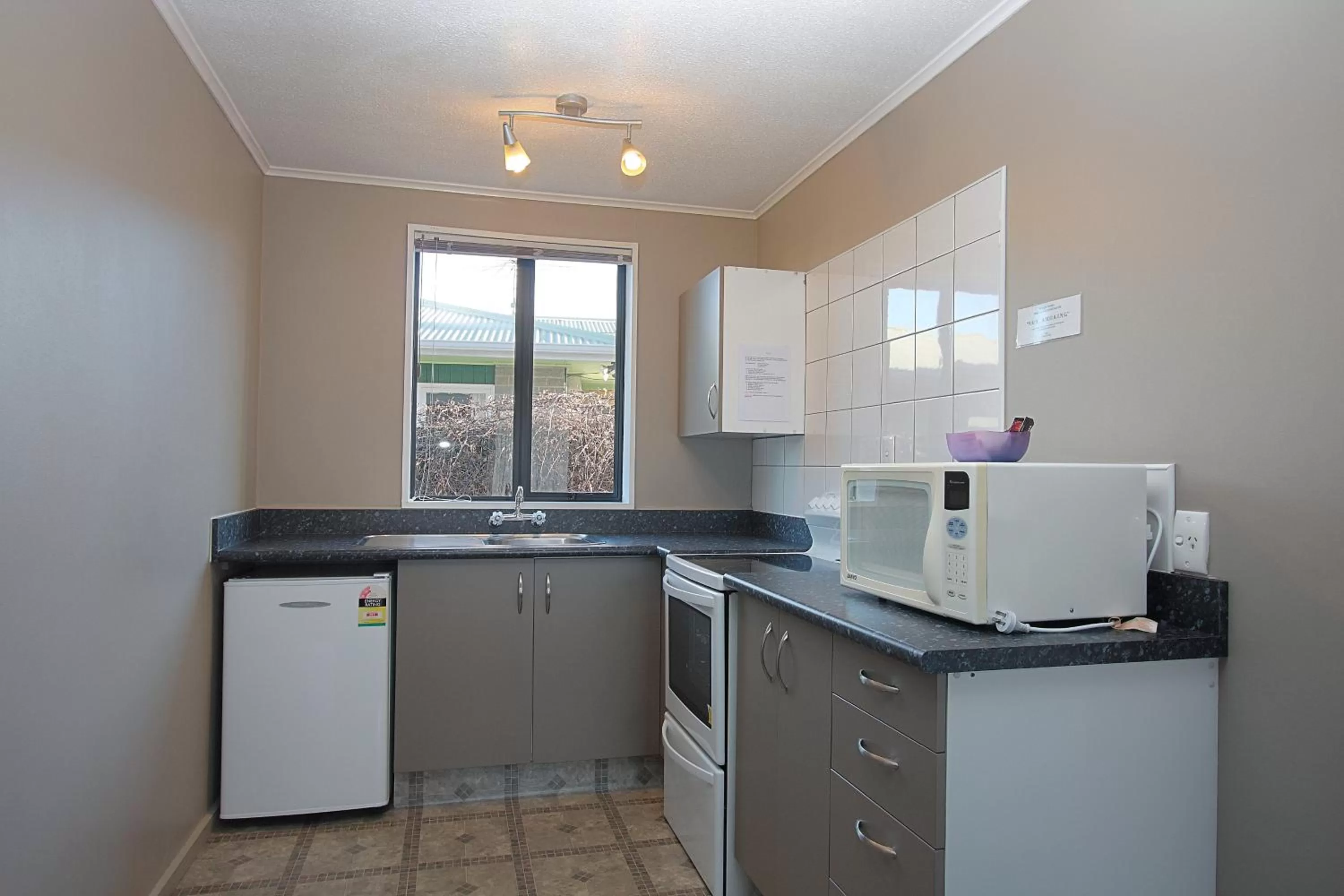 Kitchen or kitchenette in Coronation Park Motels