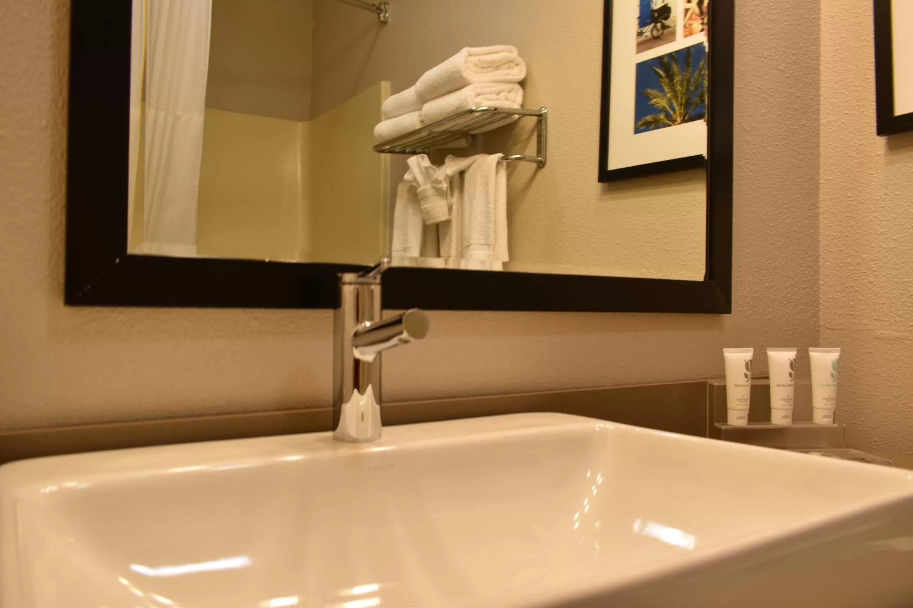 Bathroom in Country Inn & Suites by Radisson Kenosha - Pleasant Prairie