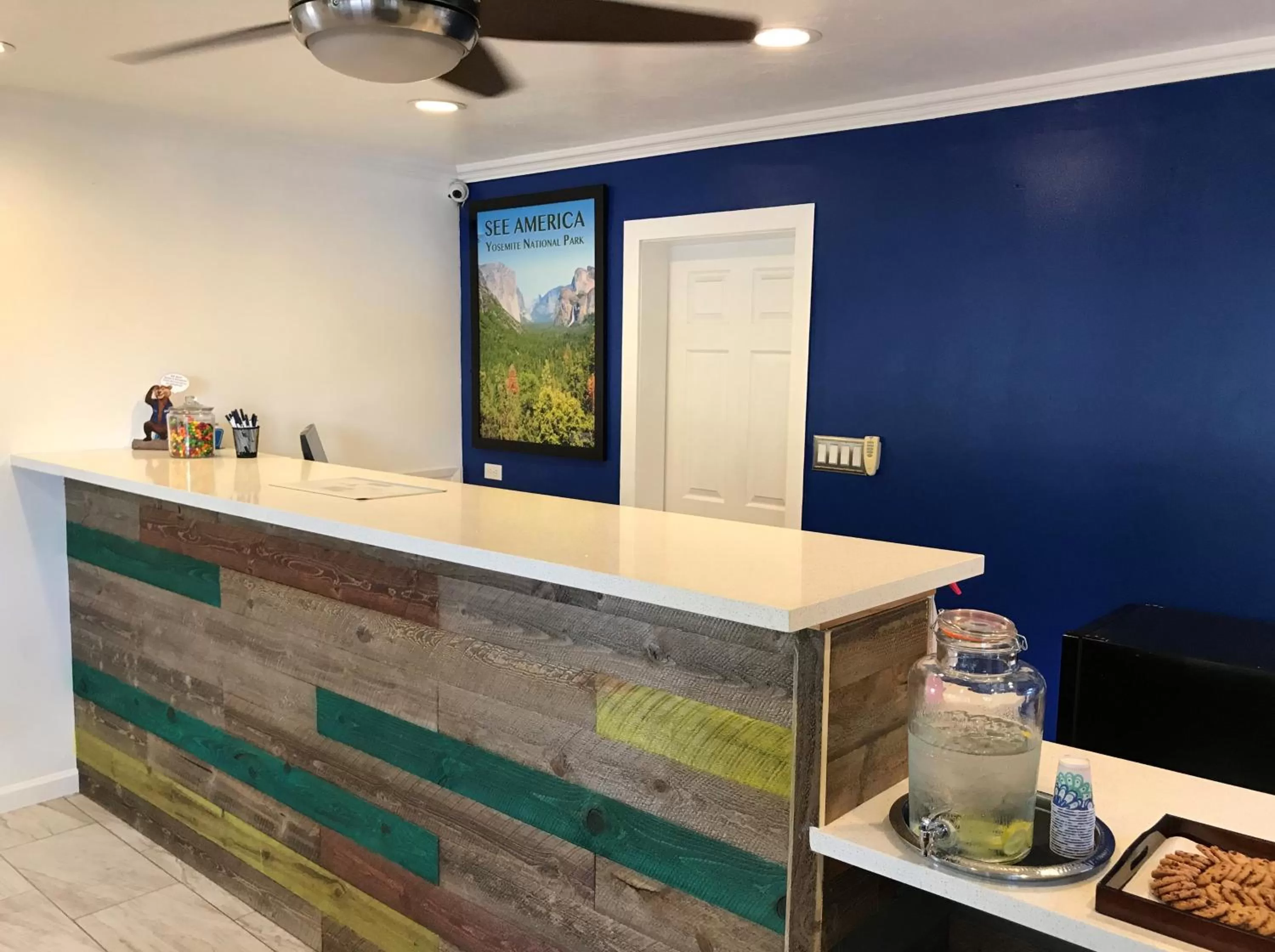 Lobby or reception in Travel Lodge by Wyndham Merced Yosemite